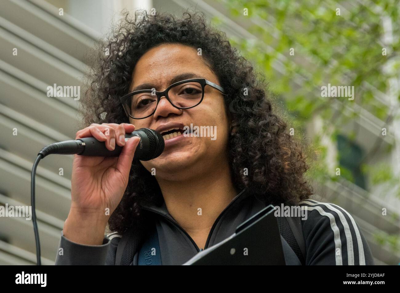 London, Großbritannien. April 2018. Antonia Bright von Movement for Justice spricht vor dem Innenministerium und lädt die Anwesenden zu zwei weiteren Protesten gegen Massendeportationen ein und verteidigt dort die Bildung von Einwanderern und Asylsuchenden sowie ihren nächsten Protest in Yarl's Wood. Der Protest von Menschen, die über die Inkompetenz der Regierung angewidert waren, und gezielte Angriffe auf legale Einwanderer Wsas, organisiert von Sara Burke, die auf Facebook schrieb, dass "die abscheuliche Behandlung der Windrush-Generation durch die Regierung eine nationale Peinlichkeit ist" und den marsch nach Th plante Stockfoto