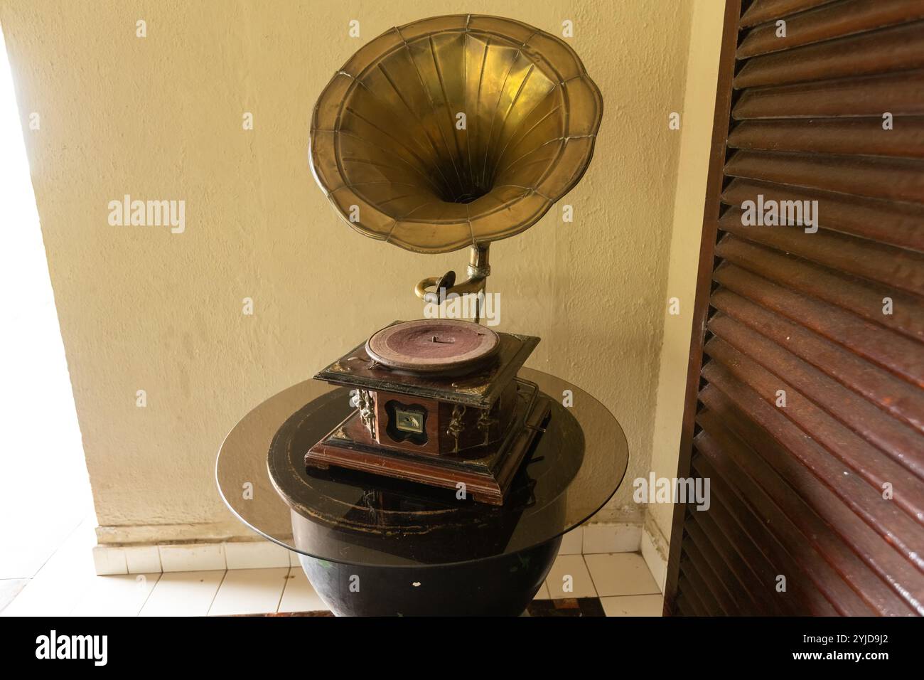 Vintage-Vinyl-Player im alten Stil Stockfoto