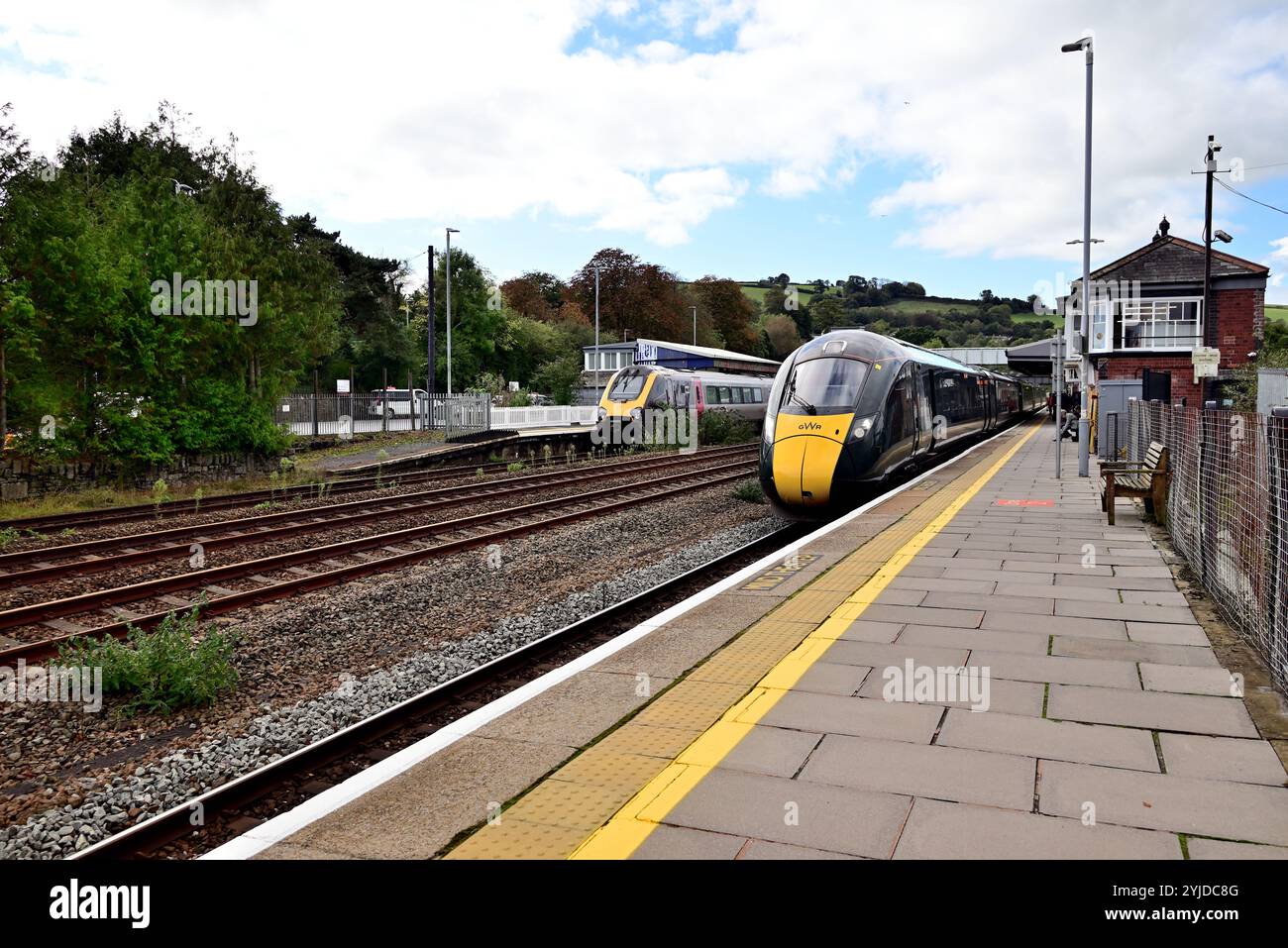 Züge warten auf Abfahrt in Totnes, South Devon. Stockfoto