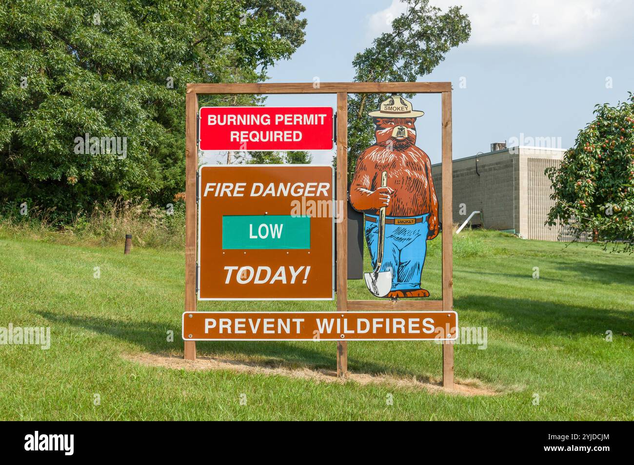 ST. JOSEPH, WI, USA, 18. AUGUST 2024: Rauchbär Fire Danger Low-Schild und Markenlogo. Stockfoto