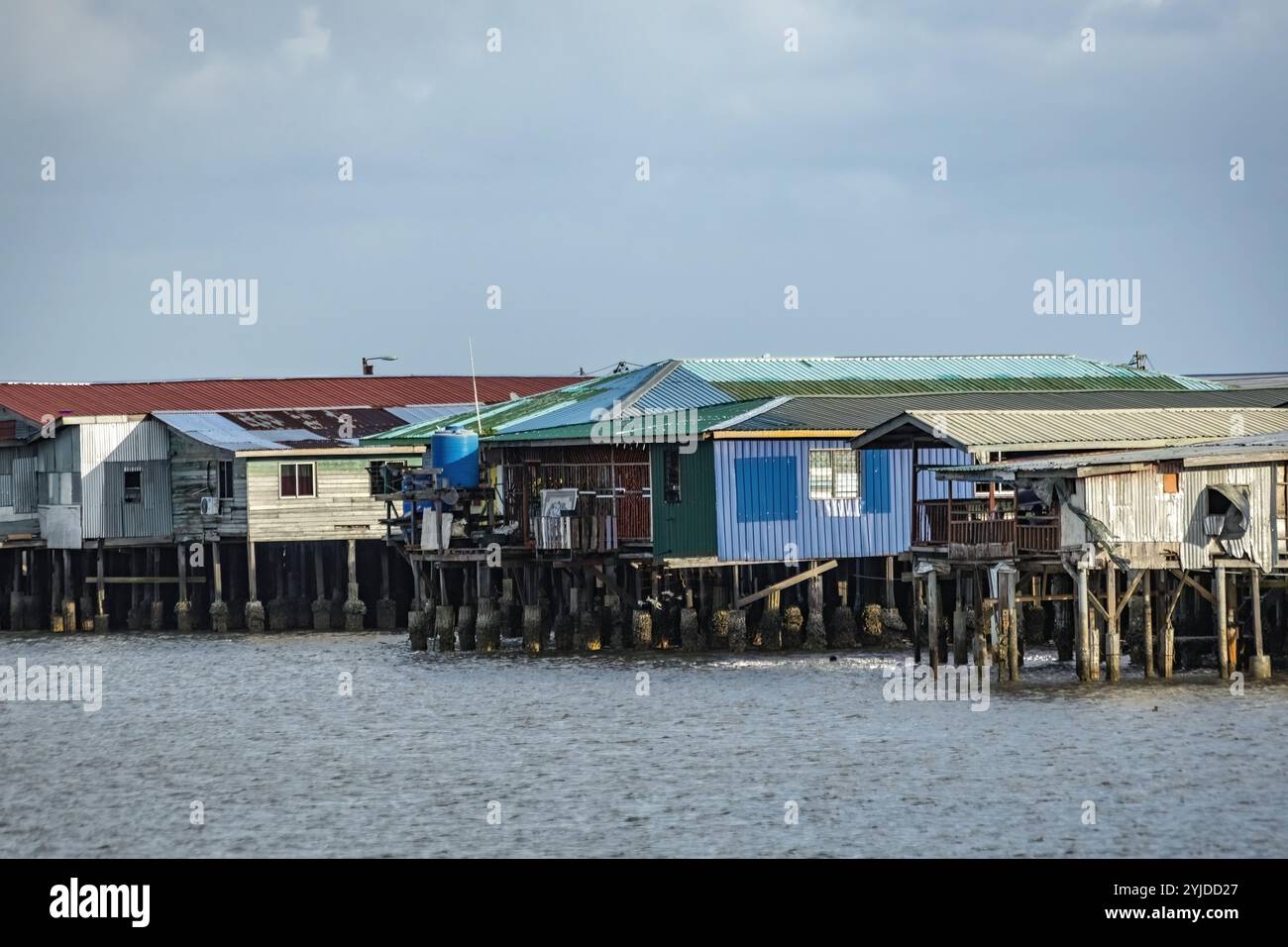 Fischerdörfshäuser über dem Wassermüll arme Gebiete in der Provinz Sabah in Malaysia Stockfoto