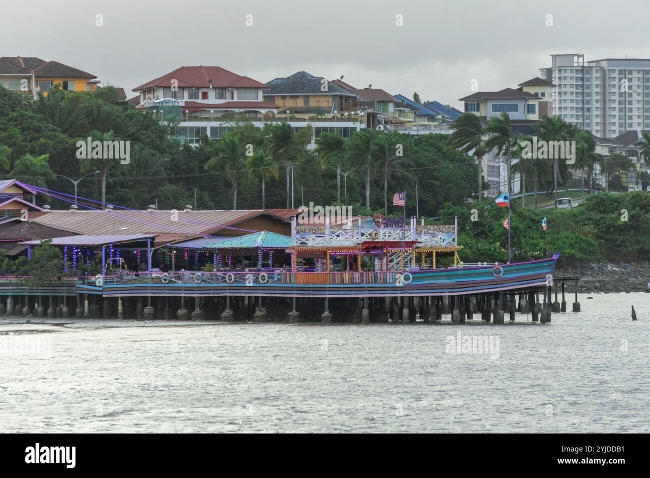 Chinesisches Restaurant am Holzpier im Wasserdorf SIM in Sandakan Malaysia Stockfoto