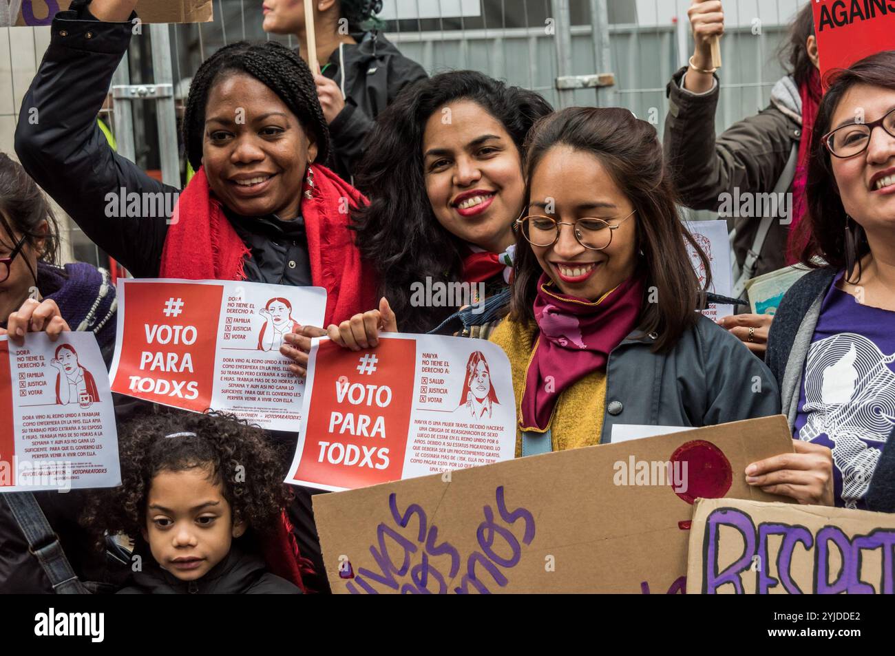 London, Großbritannien. März 2018. London LatinXs Frauen halten für alle Frauen einen Flieger auf Spanisch über Vtoes, bevor sie durch London gegen männliche Gewalt gegen Frauen marschieren, Teil der Million Women Rise Bewegung gegen die globale Pandemie männlicher Gewalt gegen Frauen. Viele trugen feministische Plakate und es gab Gruppen verschiedener Frauenorganisationen im ganzen Land, darunter auch aus verschiedenen ethnischen Gemeinschaften. Sie marschierten entlang der Oxford Street zu einer Kundgebung am Trafalgar Square. Stockfoto