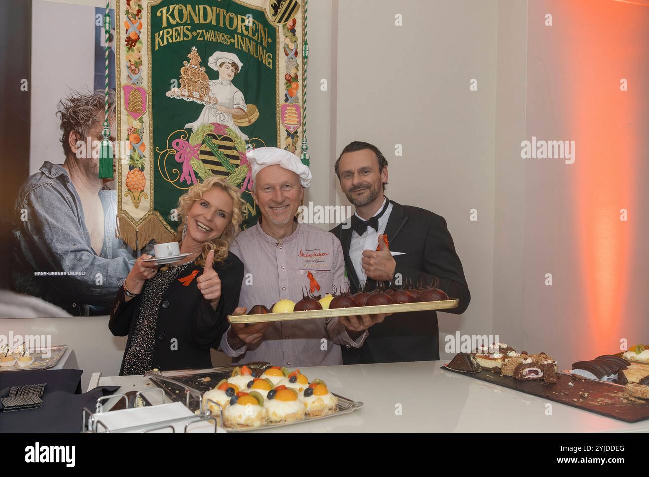 Fernseh-Moderatorin Victoria Herrmann li. Und ihr Ehemann David Böthig Re. Bwährend der After Show Party der 16. HOPE Gala im Schauspielhaus Dresden. *** Fernsehmoderatorin Victoria Herrmann links und ihr Mann David Böthig rechts während der After Show Party der 16 HOPE Gala im Schauspielhaus Dresden Stockfoto