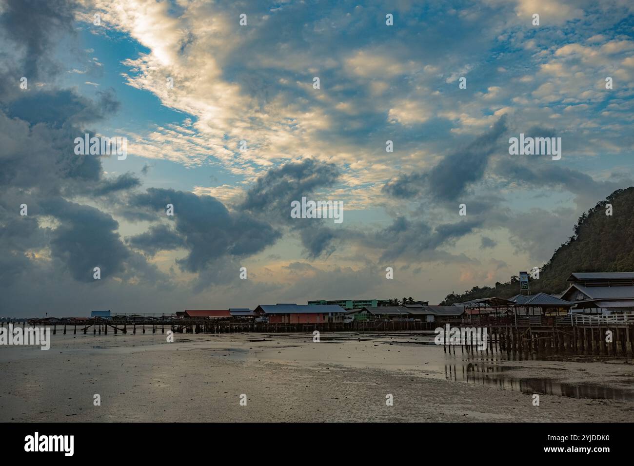 Fischerdörfshäuser über dem Wassermüll arme Gebiete in der Provinz Sabah in Malaysia Stockfoto