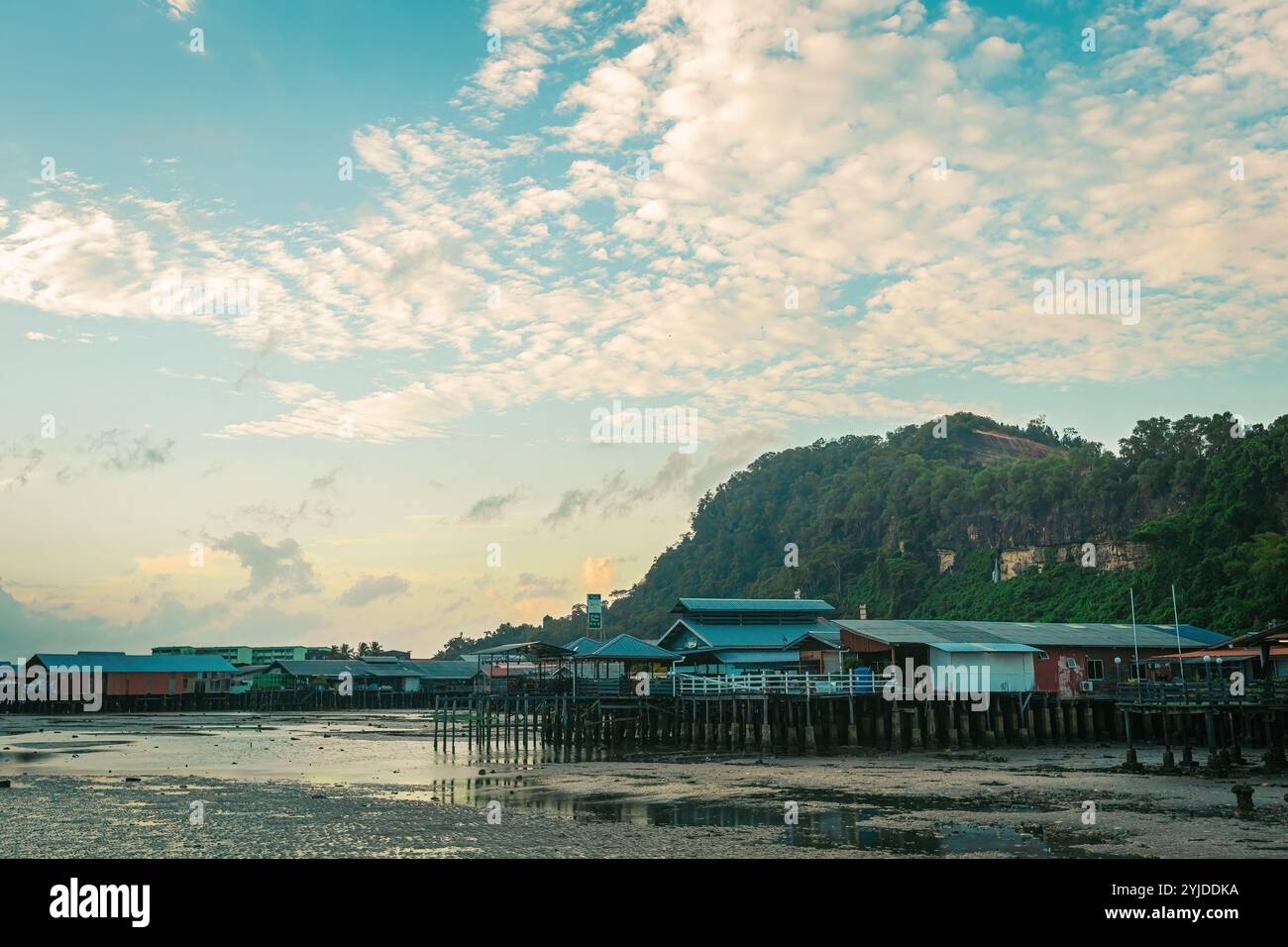 Fischerdörfshäuser über dem Wassermüll arme Gebiete in der Provinz Sabah in Malaysia Stockfoto