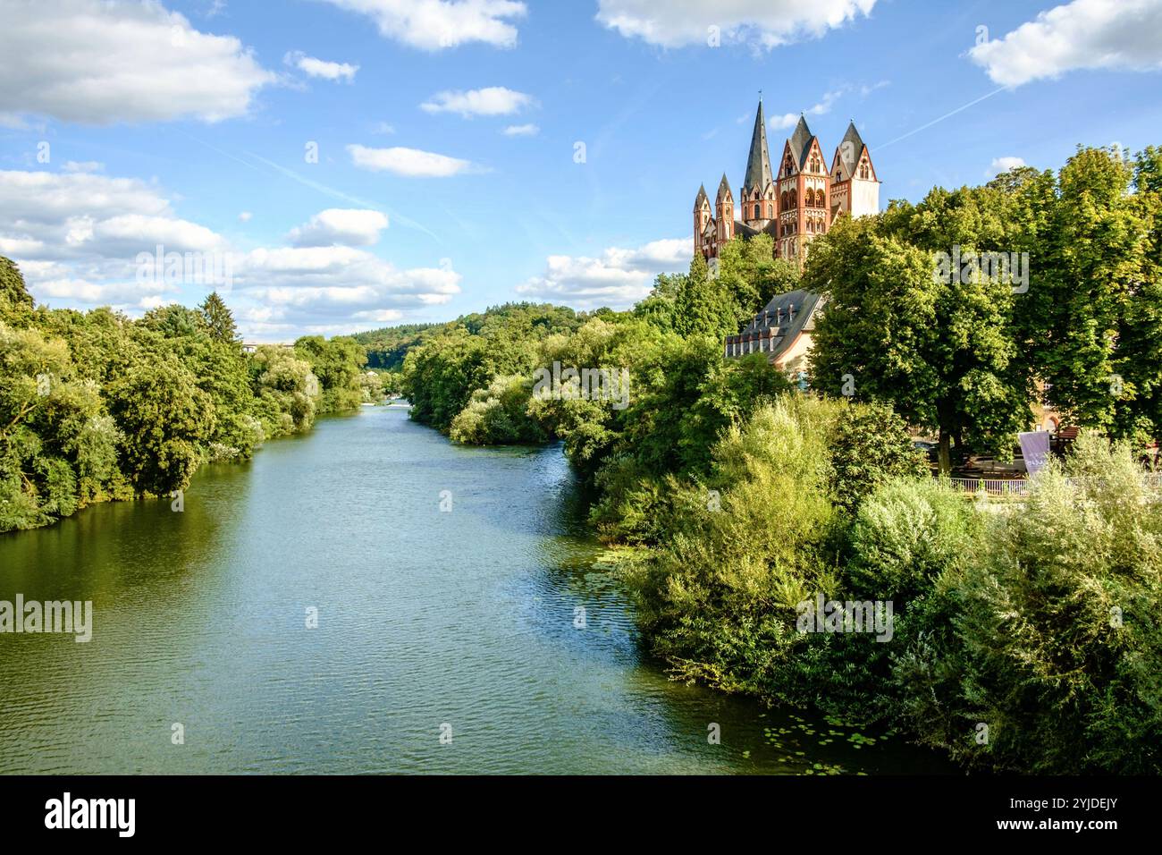 Blick über die Lahn auf den spätromanischen Dom St. Georg. Limburg an der Lahn, Hessen, Deutschland. Blick über die Lahn auf den Limburger Dom *** Blick über die Lahn zum spätromanischen Dom St. Georg Limburg an der Lahn, Hessen, Deutschland Blick über die Lahn zum Limburger Dom Stockfoto
