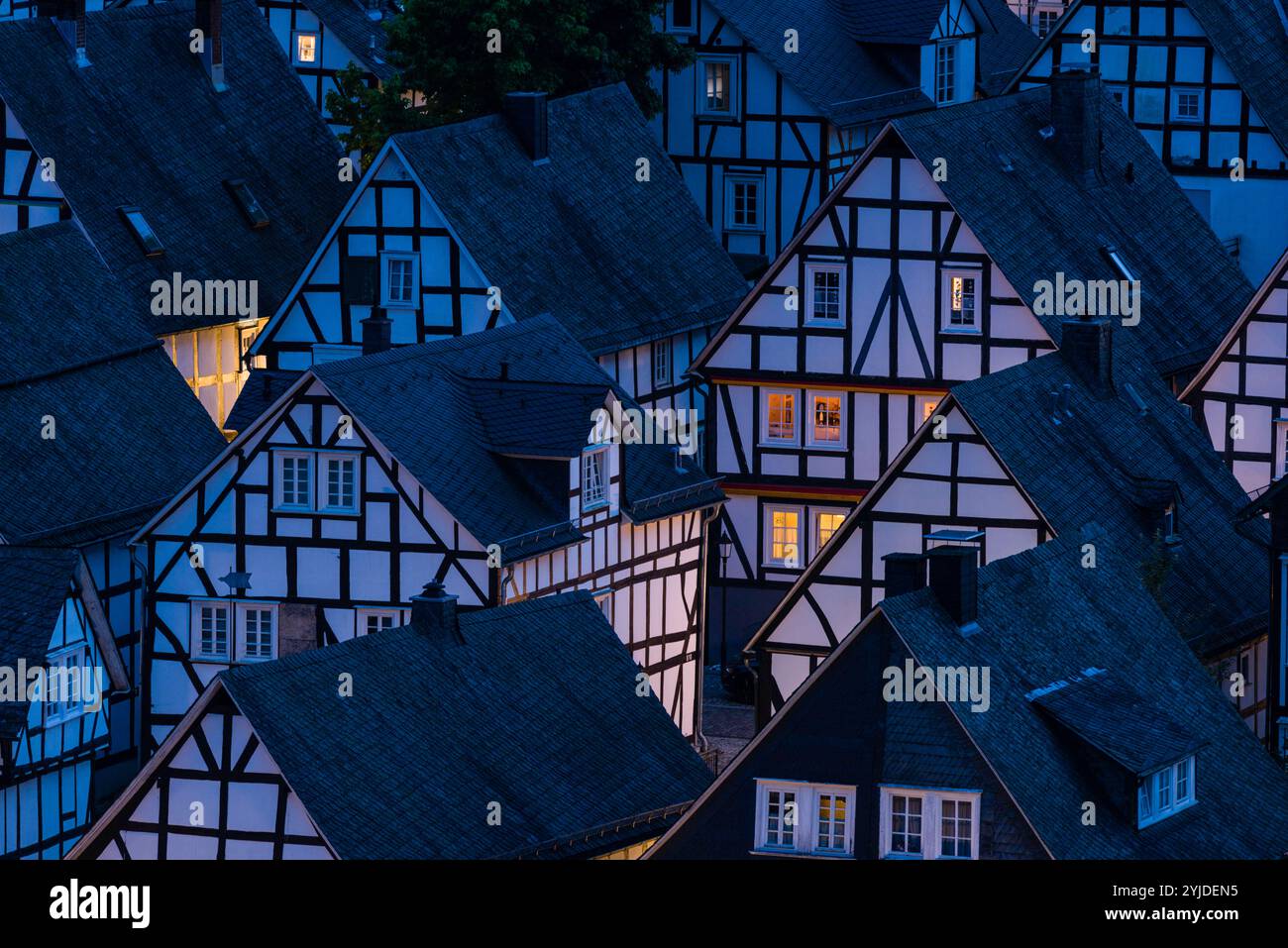 Blick zur blauen Stunde auf den historischen Ortskern Alter Flecken mit seinen markanten Fachwerkbauten in Freudenberg, Kreis Siegen-Wittgenstein, Nordrhein-Westfalen, Deutschland. Fachwerkhäuser in Freudenberg *** Blaue Stunde Blick auf die Altstadt von Alter Flecken mit ihren markanten Fachwerkhäusern in Freudenberg, Siegen Wittgenstein, Nordrhein-Westfalen, Deutschland Fachwerkhäuser in Freudenberg Stockfoto