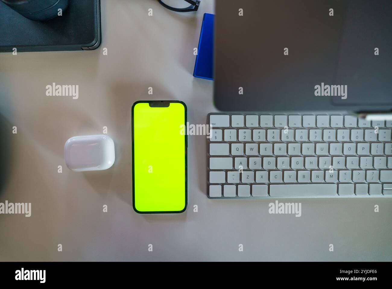 Smartphone Green Screen Mockup Bürotisch Ausrüstung von oben Stockfoto