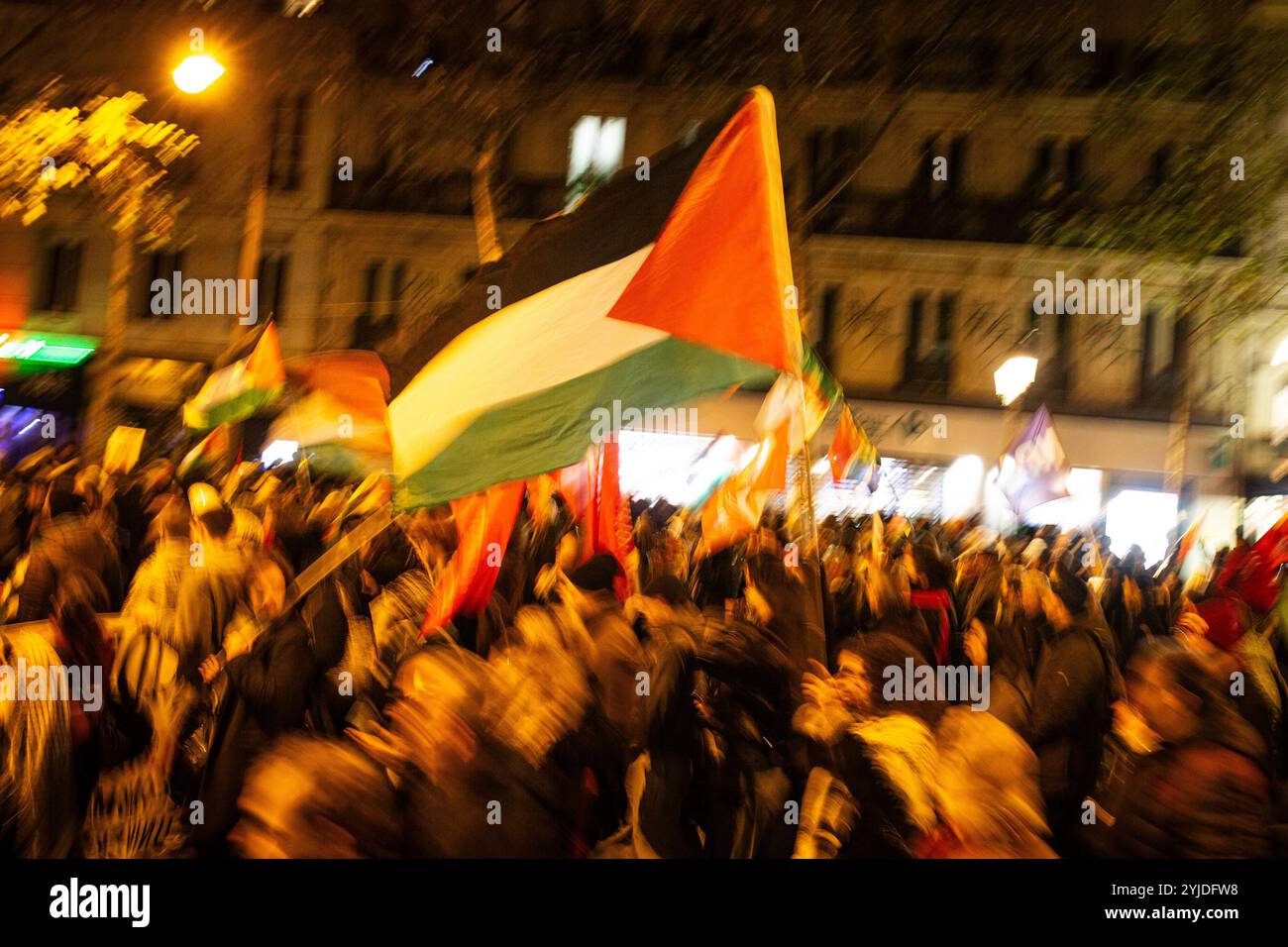 Langzeitfoto der palästinensischen Flagge und Demonstranten während der pro-palästinensischen Demonstration gegen die Organisation der pro-israelischen Gala "Israel ist für immer" in Paris. Tausende von Menschen demonstrierten in Paris gegen die Gala, die von der extremen Rechten zur Unterstützung Israels organisiert wurde: „Israel ist für immer“. Die Kundgebung wurde von linken Parteien und Gewerkschaften, linksgerichteten jüdischen Bewegungen und pro-palästinensischen Gruppen organisiert. Bezalel Smotrich, der israelische Finanzminister, bekannt für seine extremen Positionen im Gazastreifen, der an der Veranstaltung teilnehmen sollte, endete am Ende mit Canc Stockfoto