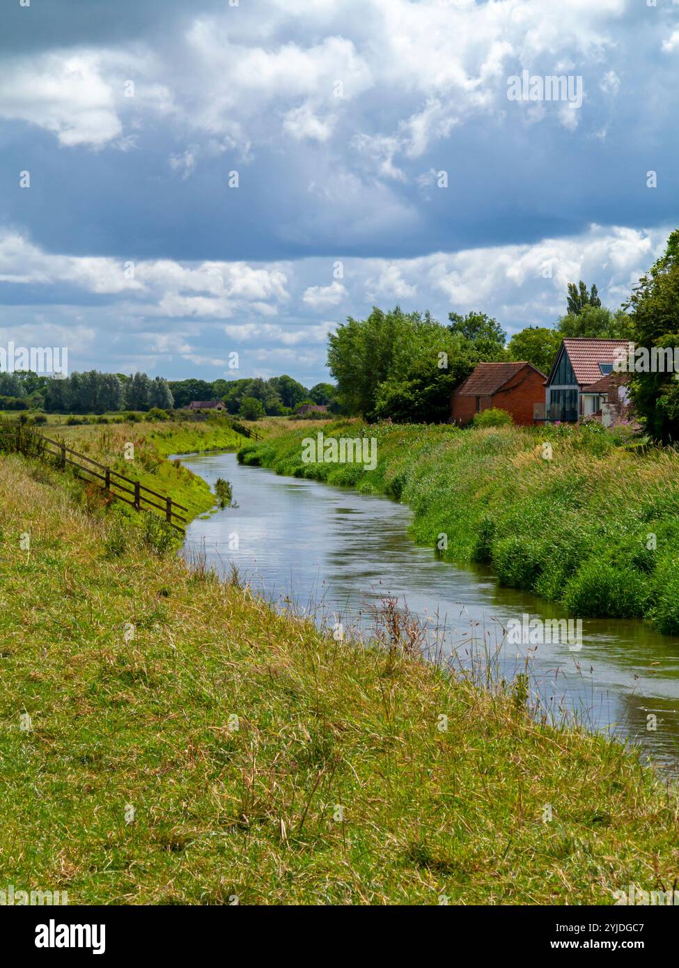 Der River Parrett nahe Burrowbridge liegt im Sommer auf dem Somerset auf der Ebene einer Küstenebene und eines Feuchtgebiets im Südwesten Englands. Stockfoto