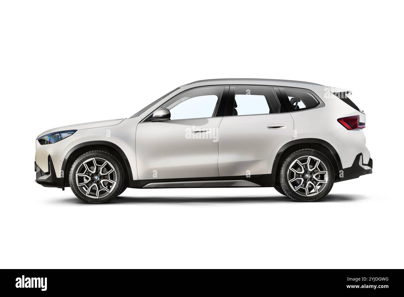 Izmir, Türkei - 11. November 2024: Studio-Aufnahme eines perlweißen elektrischen BMW IX1 E-Drive-SUV mit kompletter linker Seitenansicht vor weißem Hintergrund Stockfoto