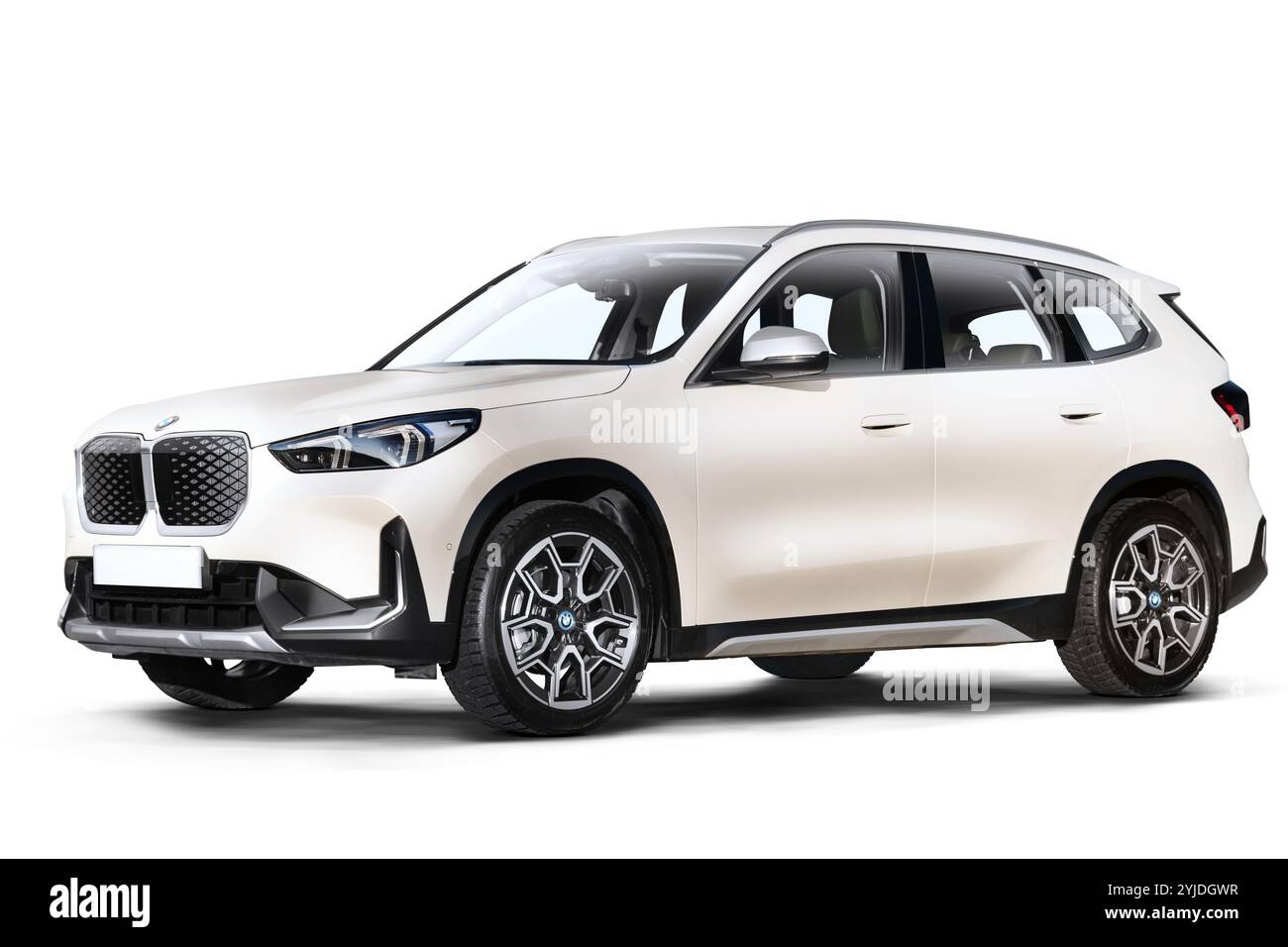 Izmir, Türkei - 11. November 2024: Studio-Aufnahme eines perlweißen elektrischen BMW IX1 E-Drive-SUV mit einer leichten linksseitigen Perspektive vor weißem Hintergrund Stockfoto
