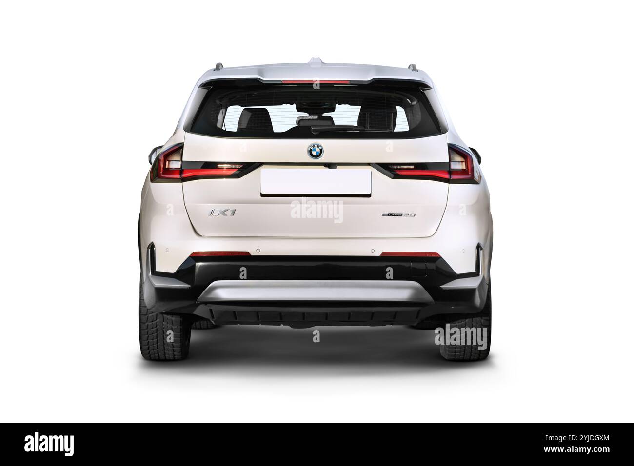 Izmir, Türkei - 11. November 2024: Studio-Aufnahme eines perlweißen elektrischen BMW IX1 E-Drive-SUV mit voller Heckansicht vor weißem Hintergrund, hochglänzend Stockfoto