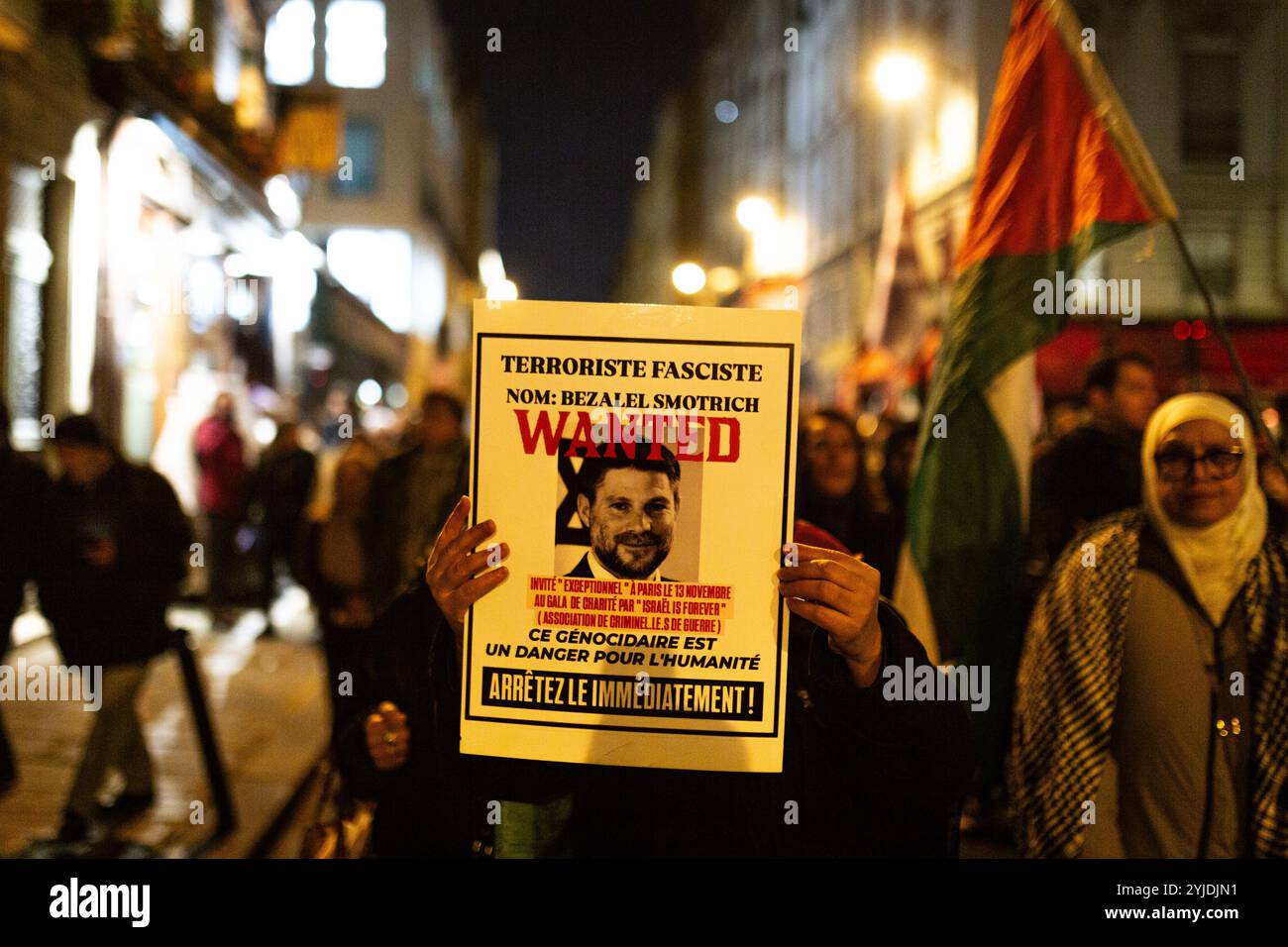 Ein Demonstrant hält ein Plakat mit der Aufschrift "gesucht" und ein Foto von Bezalel Smotrich, dem israelischen Finanzminister, während der pro-palästinensischen Demonstration gegen die Organisation der pro-israelischen Gala "Israel ist für immer" in Paris. Tausende von Menschen demonstrierten in Paris gegen die Gala, die von der extremen Rechten zur Unterstützung Israels organisiert wurde: „Israel ist für immer“. Die Kundgebung wurde von linken Parteien und Gewerkschaften, linksgerichteten jüdischen Bewegungen und pro-palästinensischen Gruppen organisiert. Bezalel Smotrich, der israelische Finanzminister, bekannt für seine extremen Positionen in Gaza Stockfoto