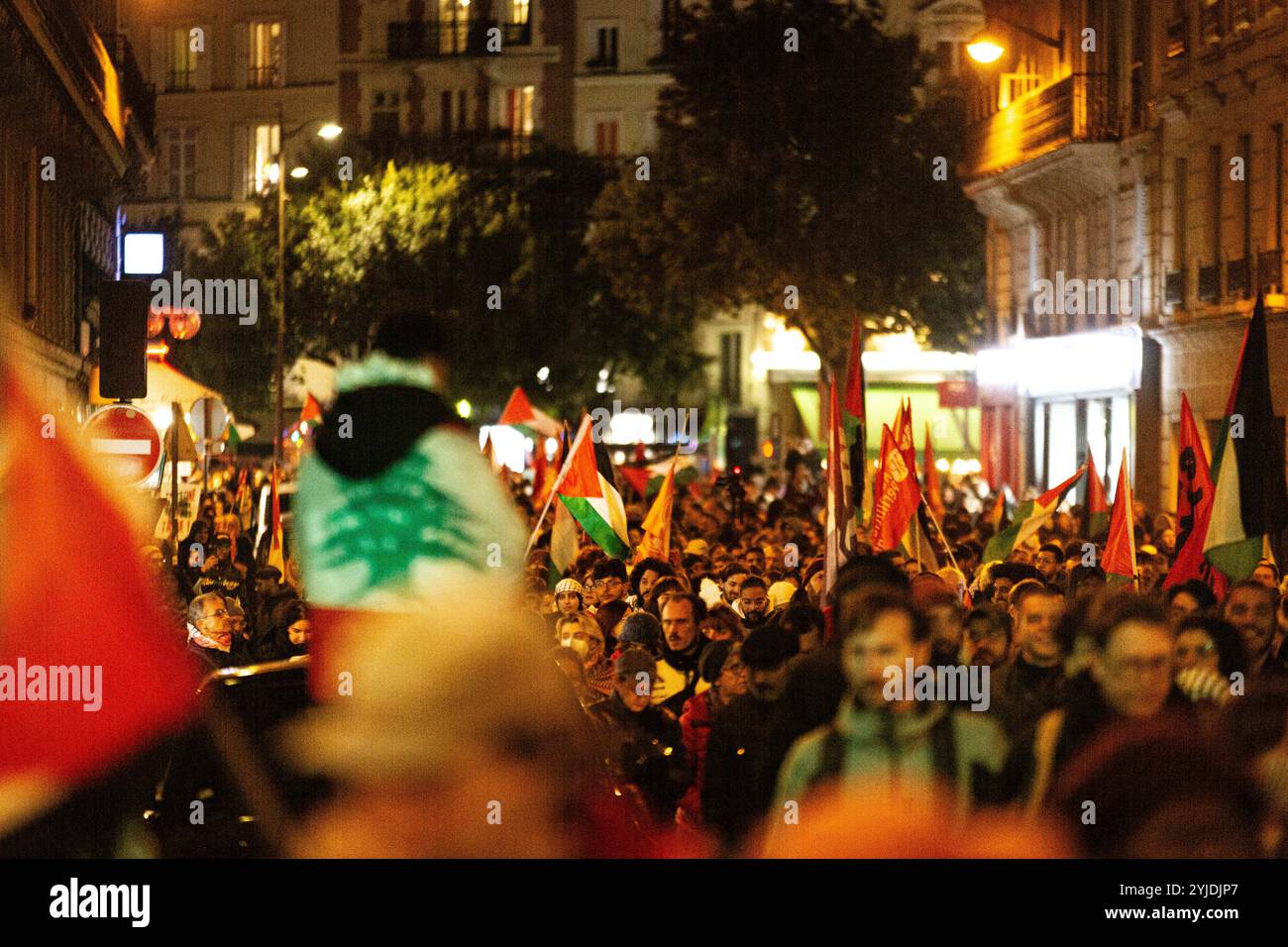 Riesige Menschenmenge, die sich während der pro-palästinensischen Demonstration gegen die Organisation der pro-israelischen Gala "Israel ist für immer" in Paris auf den Straßen von Paris versammelte. Tausende von Menschen demonstrierten in Paris gegen die Gala, die von der extremen Rechten zur Unterstützung Israels organisiert wurde: „Israel ist für immer“. Die Kundgebung wurde von linken Parteien und Gewerkschaften, linksgerichteten jüdischen Bewegungen und pro-palästinensischen Gruppen organisiert. Bezalel Smotrich, der israelische Finanzminister, bekannt für seine extremen Positionen im Gazastreifen, der an der Veranstaltung teilnehmen sollte, hat am Ende Hi abgesagt Stockfoto