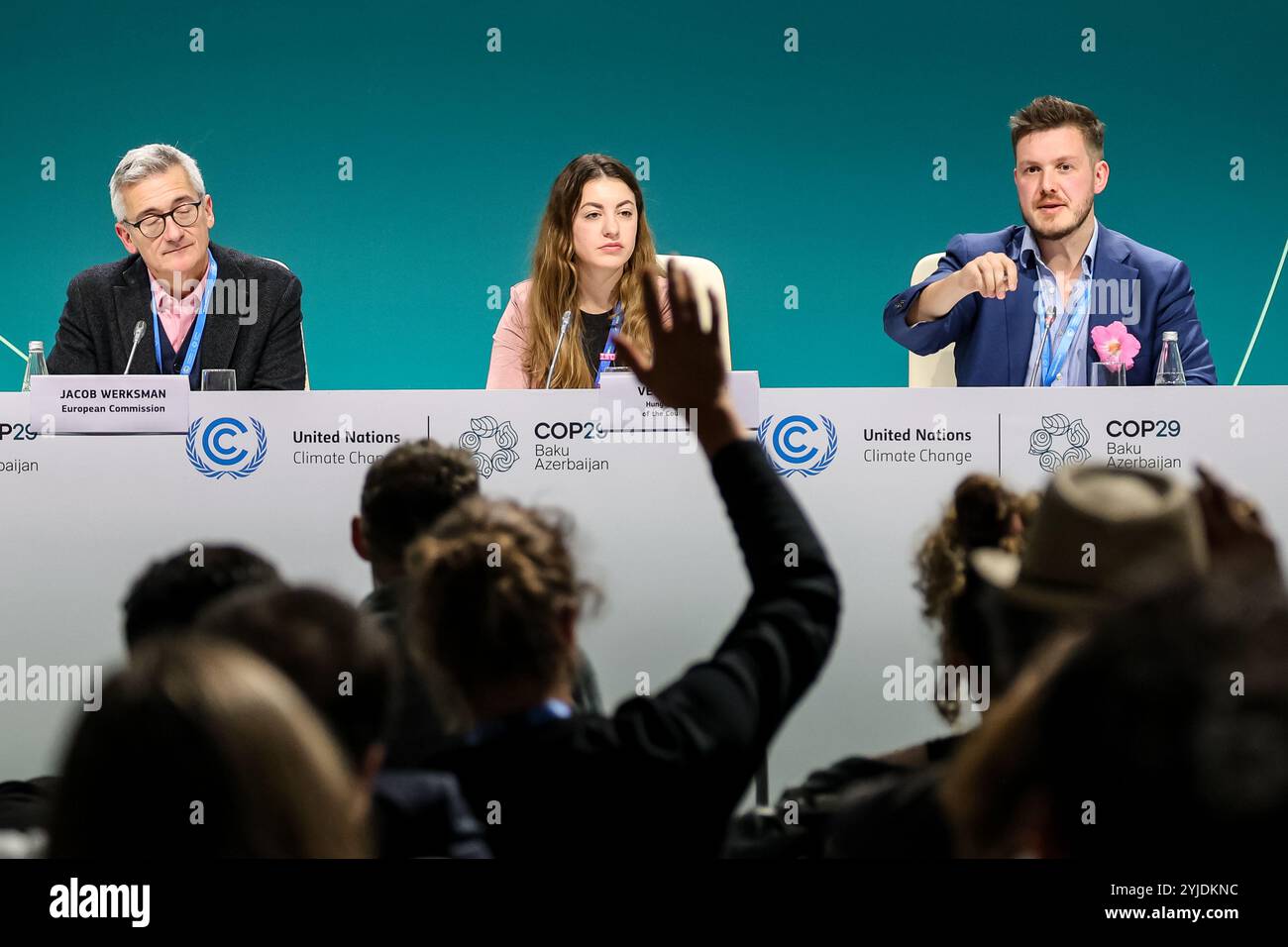 Baku, Aserbaidschan. November 2024. Jacob Werksman als Vertreter der Europäischen Kommission und Veronika Bagi als Vertreter des ungarischen EU-Ratsvorsitzes sprechen vor den Medien auf der Pressekonferenz der Europäischen Union während der UN-Klimakonferenz COP29, einer Veranstaltung des Rahmenübereinkommens der Vereinten Nationen über Klimaänderungen (UNFCCC) im Olympiastadion von Baku. Die COP29, die ab November 11-22 läuft, konzentriert sich auf CO2-Märkte sowie auf die Finanzierung von Nachhaltigkeit und Klimaschutz. Quelle: SOPA Images Limited/Alamy Live News Stockfoto