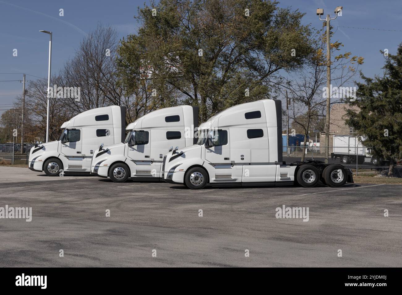 Indianapolis - 30. Oktober 2024: Volvo VNL 760 Langstrecken- und Sleeper Semi Truck. Volvo bietet den VNL760 mit D13TC-, D13-, D11- oder Cummins X15-Motoren an. Stockfoto