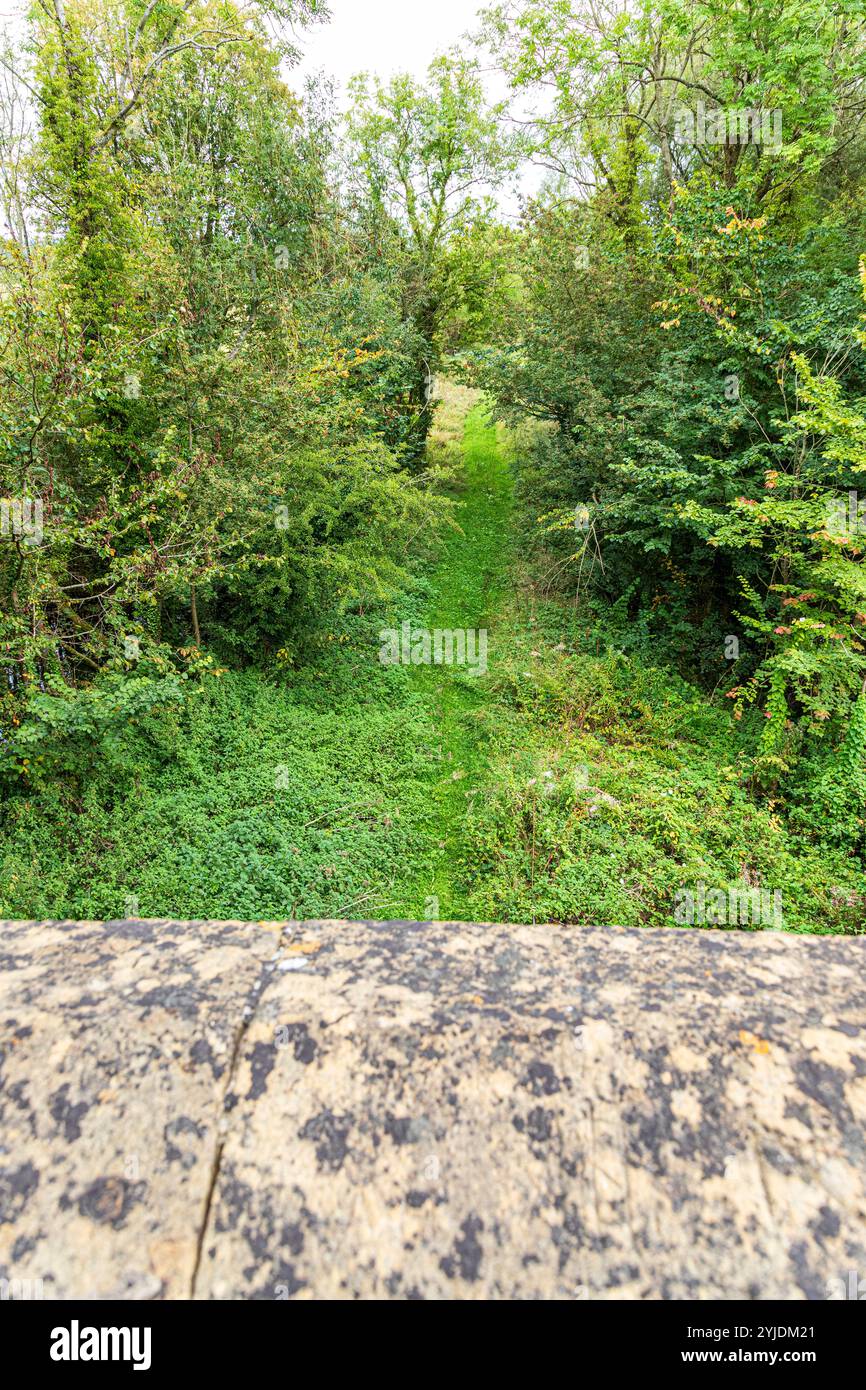 Die stillgelegte Banbury and Cheltenham Direct Railway Line in der Nähe des Dorfes Cotswold in Upper Oddington, Gloucestershire, England Großbritannien Stockfoto