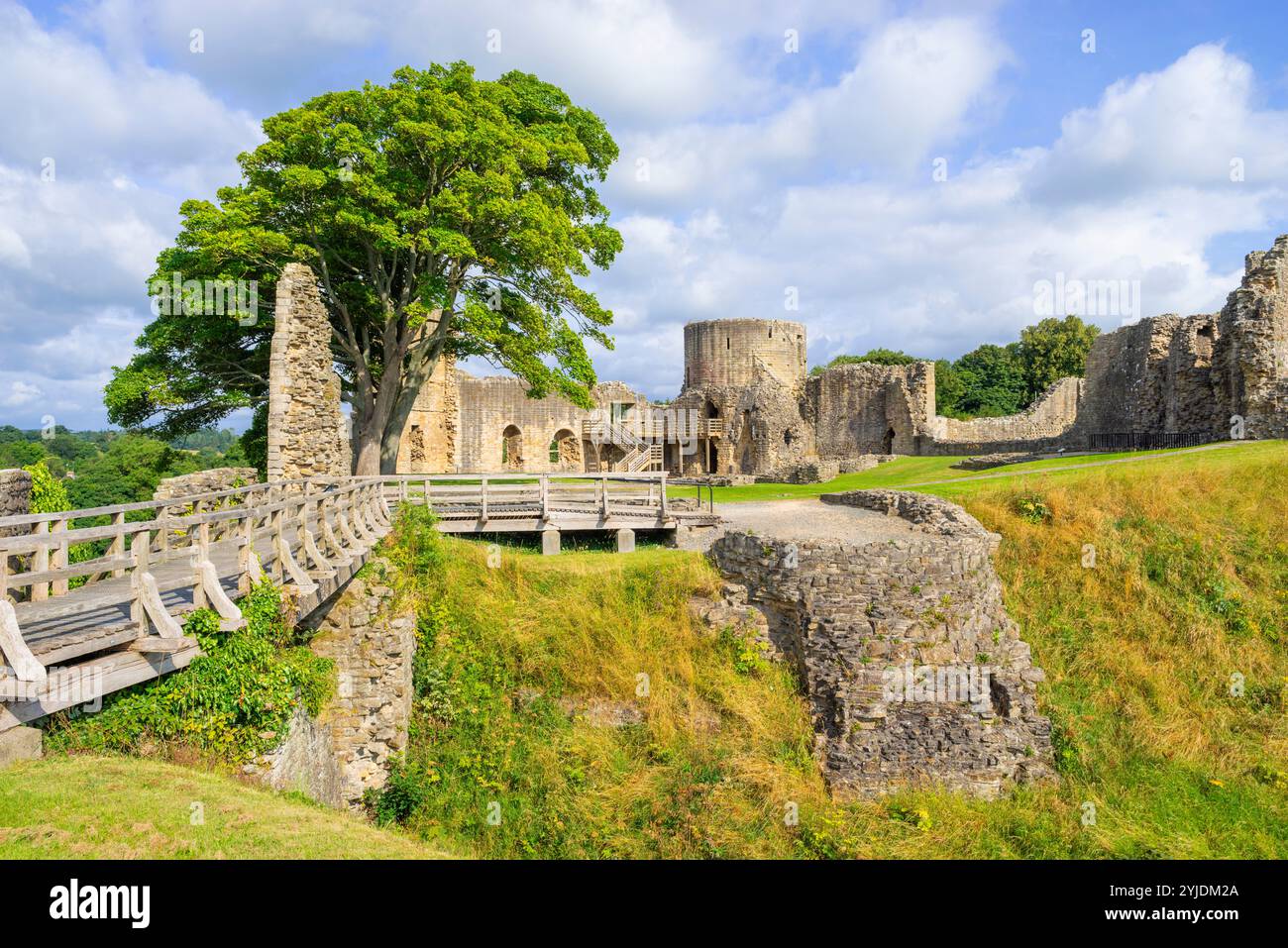 Barnard Castle Inner Ward mit den Ruinen der Mauern und dem runden Turm der mittelalterlichen Burg im Barnard Castle County Durham Teesdale England Großbritannien GB Europa Stockfoto