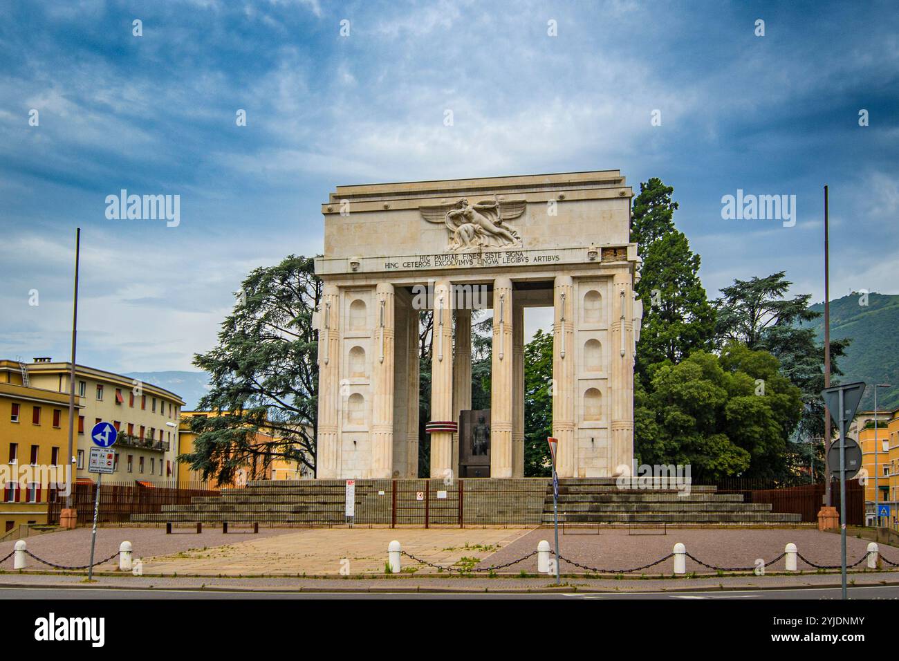 BOZEN, ITALIEN – 27. AUGUST 2024: Das Siegesdenkmal in Bozen steht als Symbol der Geschichte der Stadt, mit Blick auf das Tal und bietet stu Stockfoto