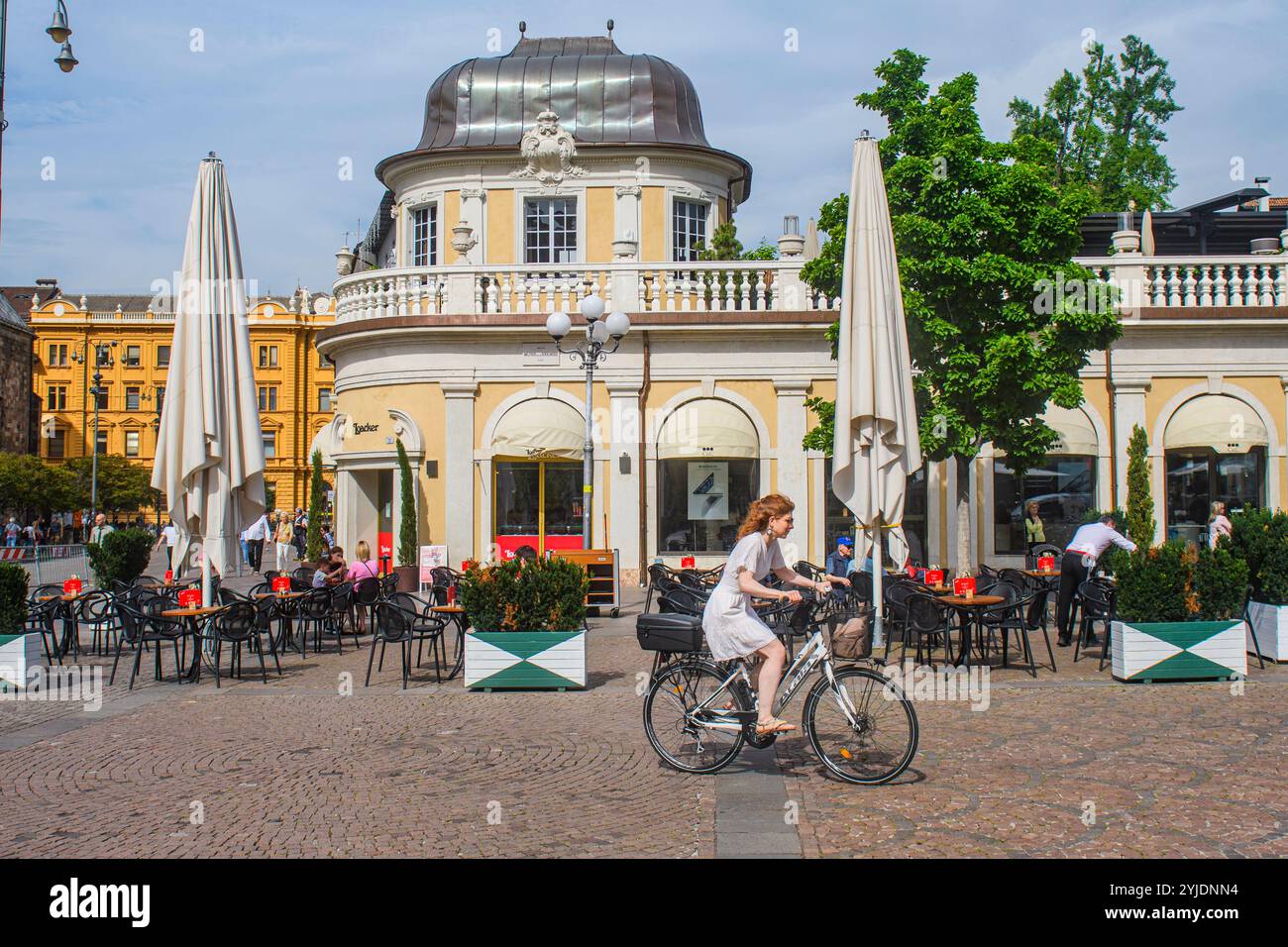 BOZEN, ITALIEN – 27. AUGUST 2024: Die bezaubernden Straßen des Bozner Stadtzentrums, gesäumt von historischen Gebäuden, spiegeln die Mischung aus italienischem an wider Stockfoto