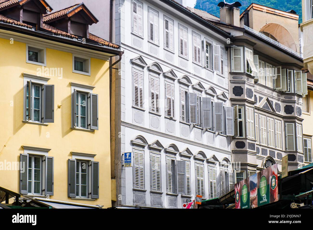 BOZEN, ITALIEN – 27. AUGUST 2024: Die bezaubernden Straßen des Bozner Stadtzentrums, gesäumt von historischen Gebäuden, spiegeln die Mischung aus italienischem an wider Stockfoto