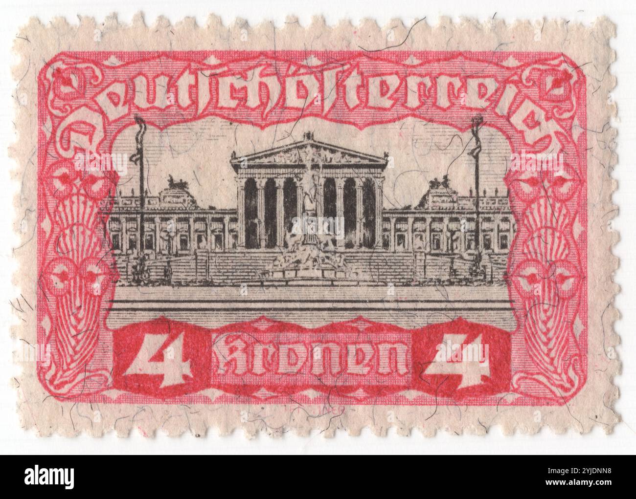 ÖSTERREICH - 1919. Juli: 4-Kronen-Karmin und schwarze Briefmarke mit Darstellung des Parlamentsgebäudes, Ausgabe der Ersten Republik. Das österreichische Parlamentsgebäude in Wien ist der Ort, an dem die beiden Häuser des österreichischen Parlaments ihre Sitzungen abhalten. Das Gebäude befindet sich an der Ringstraße im ersten Bezirk Innere Stadt, in der Nähe der Hofburg und des Justizpalastes. Sie wurde errichtet, um die beiden Kammern des Reichsrates, der Zweikammergesetzgebung des Cisleithaniens (Österreich) des österreichisch-ungarischen Reiches, zu beherbergen Stockfoto