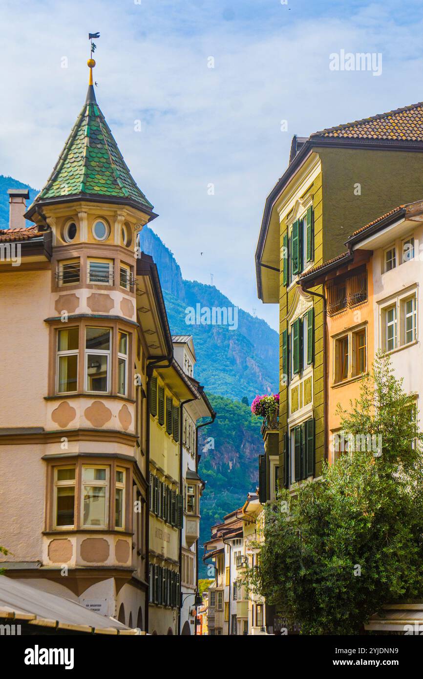 BOZEN, ITALIEN – 27. AUGUST 2024: Die bezaubernden Straßen des Bozner Stadtzentrums, gesäumt von historischen Gebäuden, spiegeln die Mischung aus italienischem an wider Stockfoto
