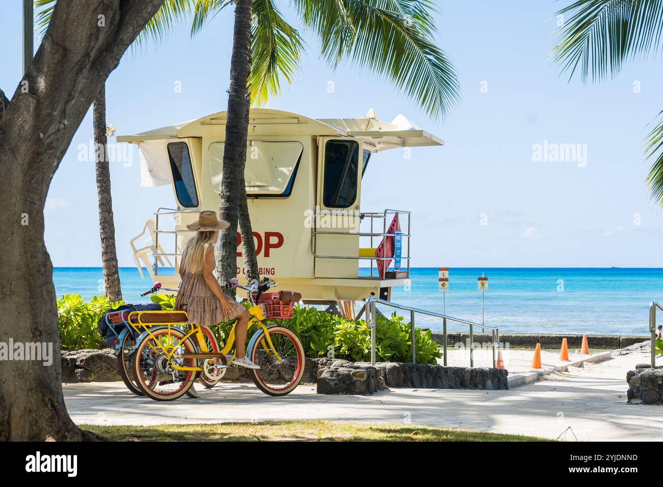 Oahu, Hawaii, USA - 5. April 2022: Eine junge Frau, die in Waikiki, Oahu, den Ozean betrachtet Stockfoto