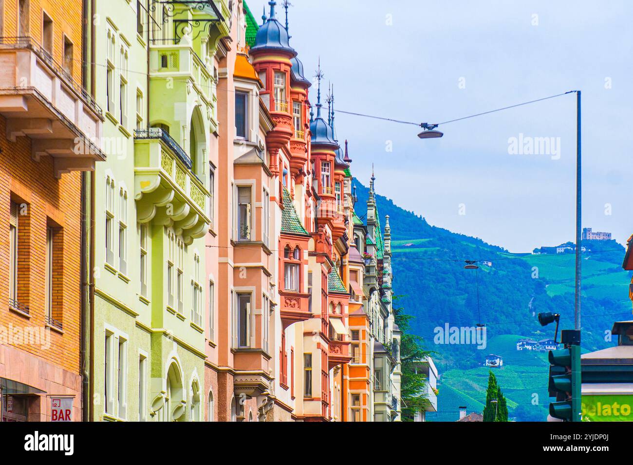 BOZEN, ITALIEN – 27. AUGUST 2024: Die bezaubernden Straßen des Bozner Stadtzentrums, gesäumt von historischen Gebäuden, spiegeln die Mischung aus italienischem an wider Stockfoto