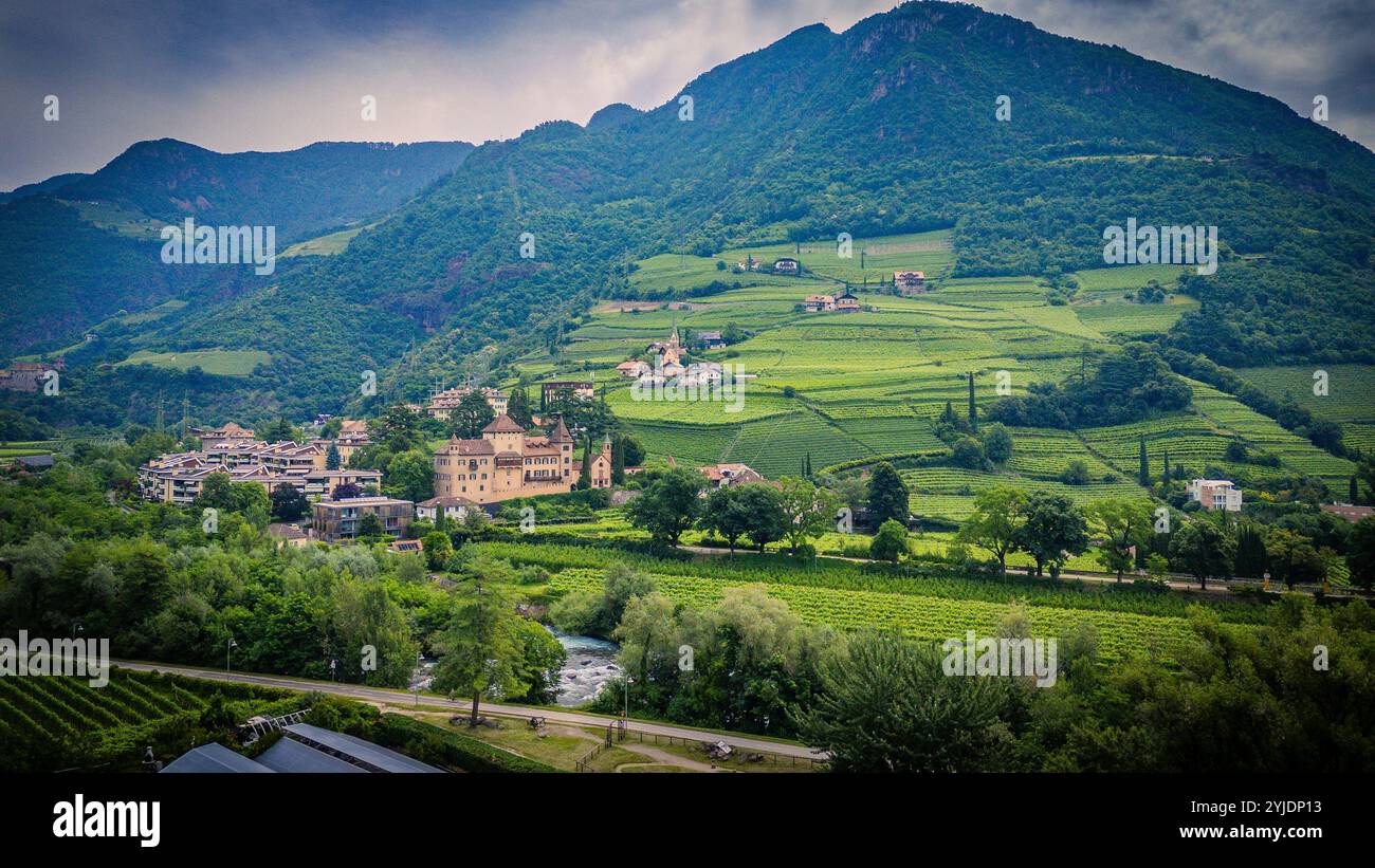 BOZEN, ITALIEN–27. AUGUST 2024: Das Castello di Sant'Antonio, eine historische Festung in Bozen, ist ein Symbol der mittelalterlichen Architektur der Region Stockfoto