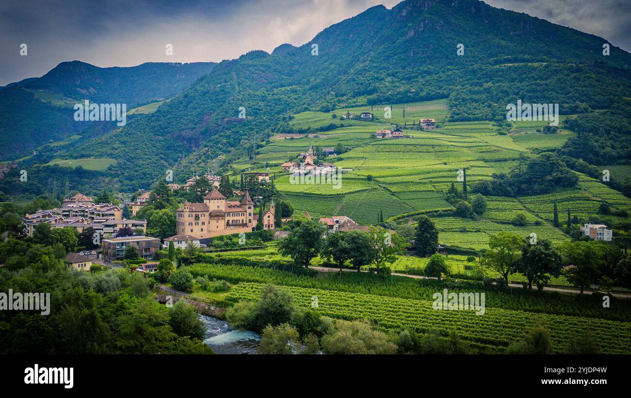 BOZEN, ITALIEN–27. AUGUST 2024: Das Castello di Sant'Antonio, eine historische Festung in Bozen, ist ein Symbol der mittelalterlichen Architektur der Region Stockfoto