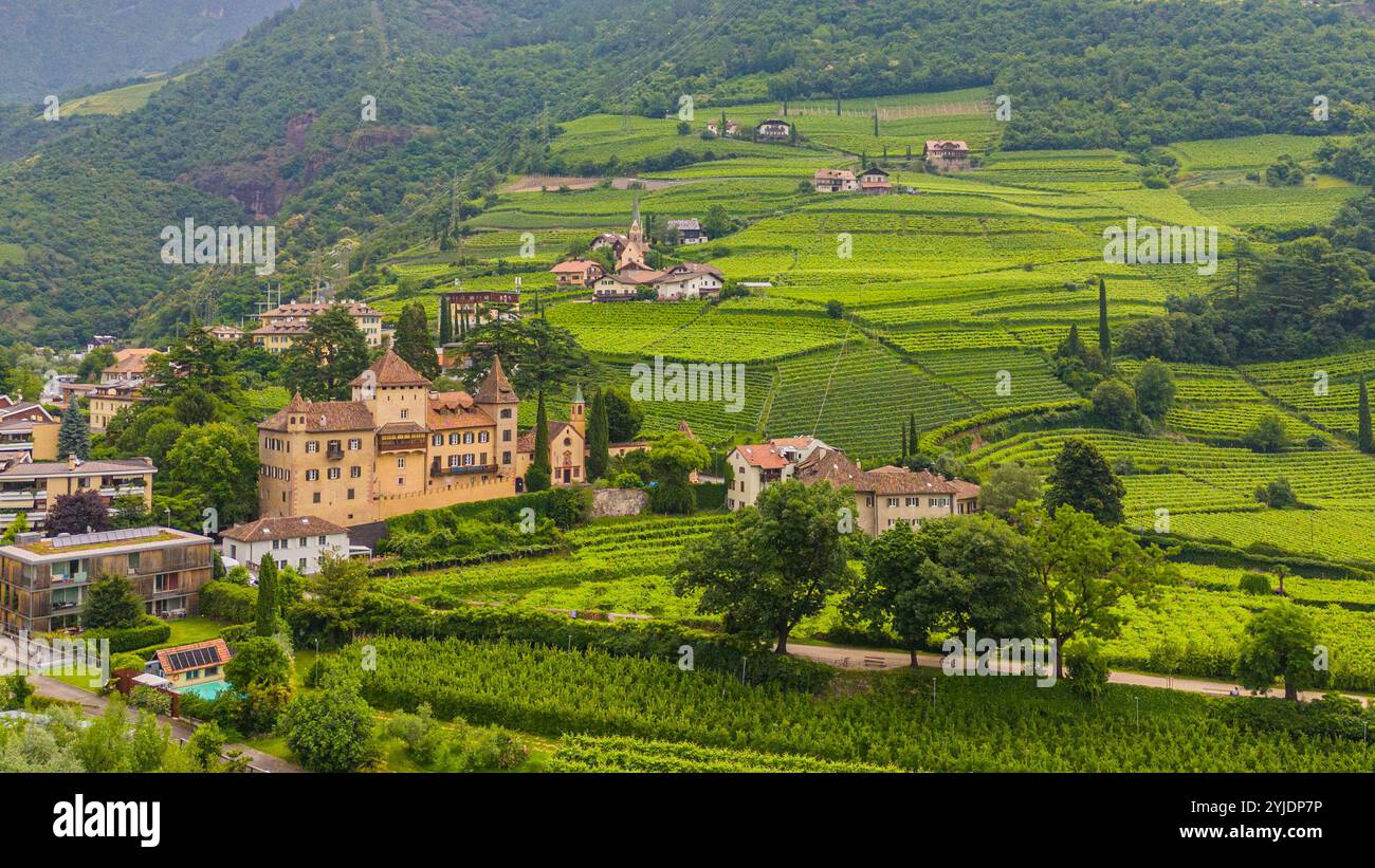 BOZEN, ITALIEN–27. AUGUST 2024: Das Castello di Sant'Antonio, eine historische Festung in Bozen, ist ein Symbol der mittelalterlichen Architektur der Region Stockfoto