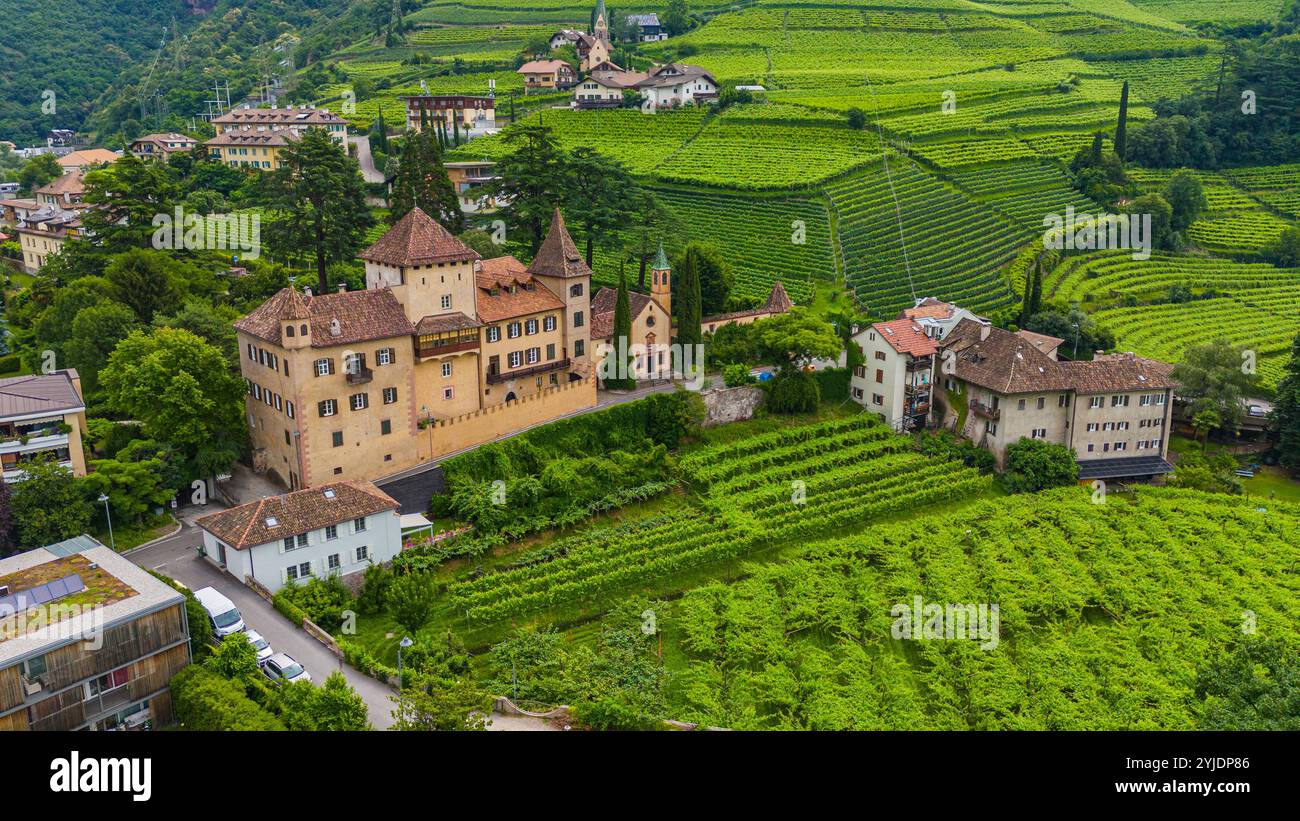 BOZEN, ITALIEN–27. AUGUST 2024: Das Castello di Sant'Antonio, eine historische Festung in Bozen, ist ein Symbol der mittelalterlichen Architektur der Region Stockfoto
