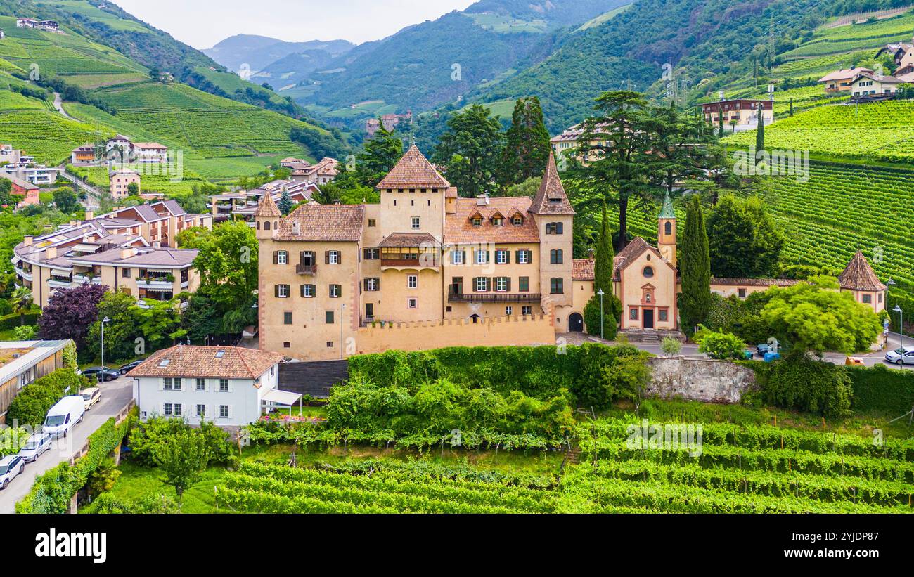 BOZEN, ITALIEN–27. AUGUST 2024: Das Castello di Sant'Antonio, eine historische Festung in Bozen, ist ein Symbol der mittelalterlichen Architektur der Region Stockfoto