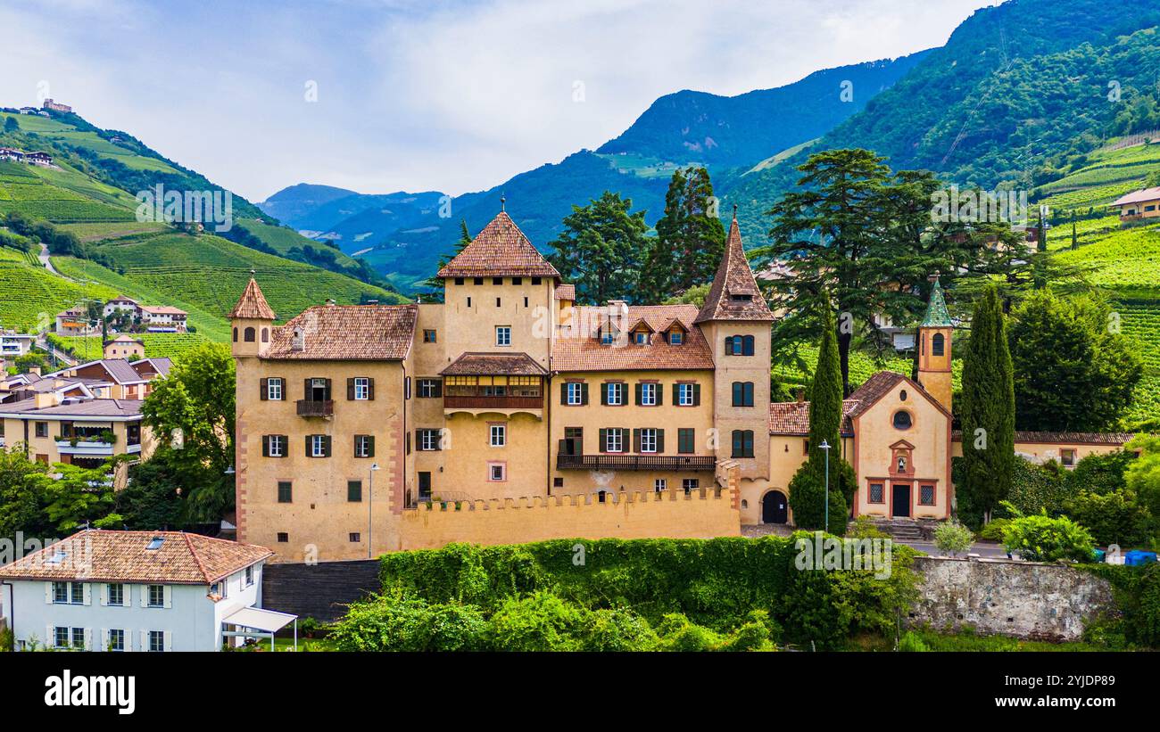 BOZEN, ITALIEN–27. AUGUST 2024: Das Castello di Sant'Antonio, eine historische Festung in Bozen, ist ein Symbol der mittelalterlichen Architektur der Region Stockfoto