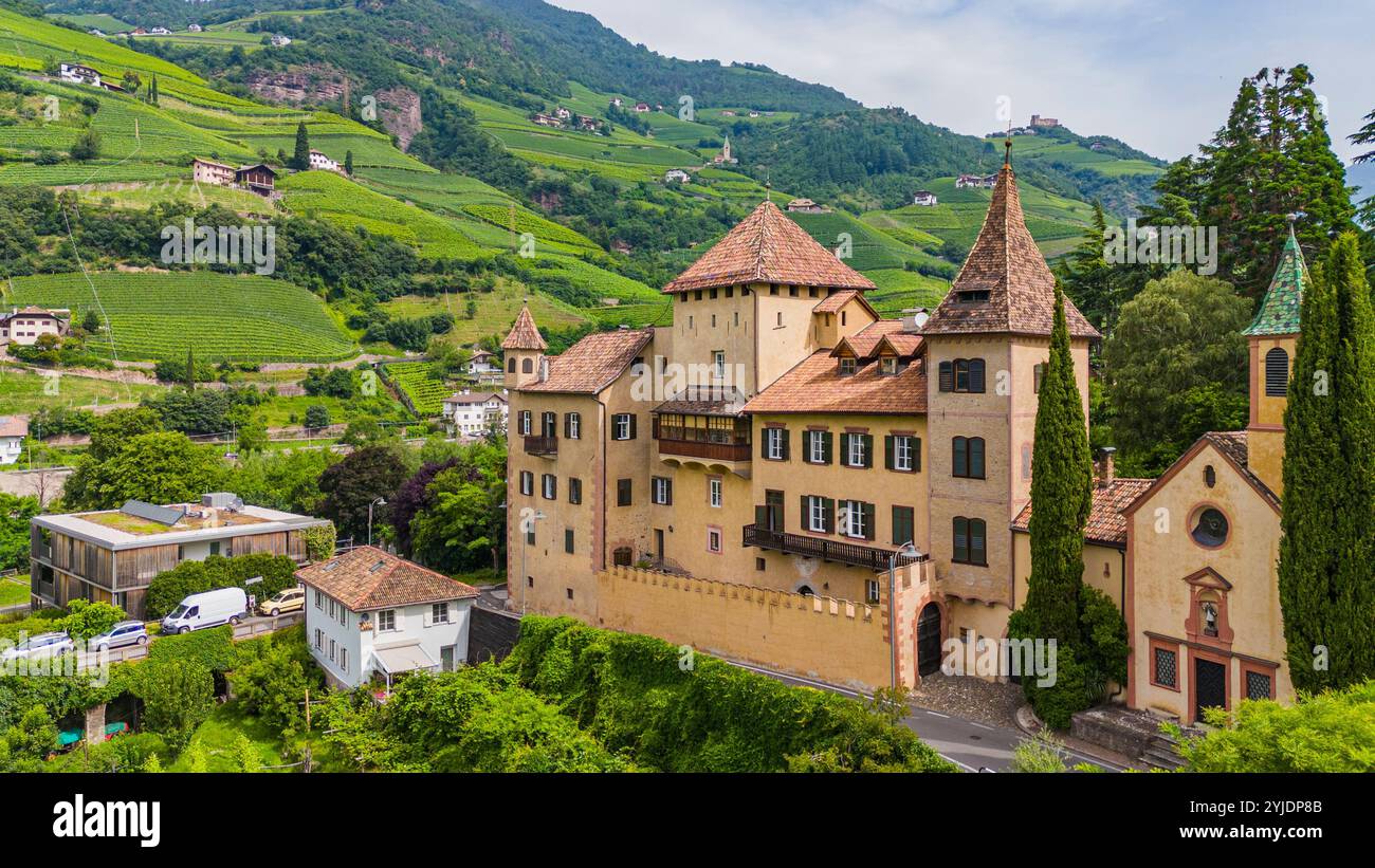 BOZEN, ITALIEN–27. AUGUST 2024: Das Castello di Sant'Antonio, eine historische Festung in Bozen, ist ein Symbol der mittelalterlichen Architektur der Region Stockfoto