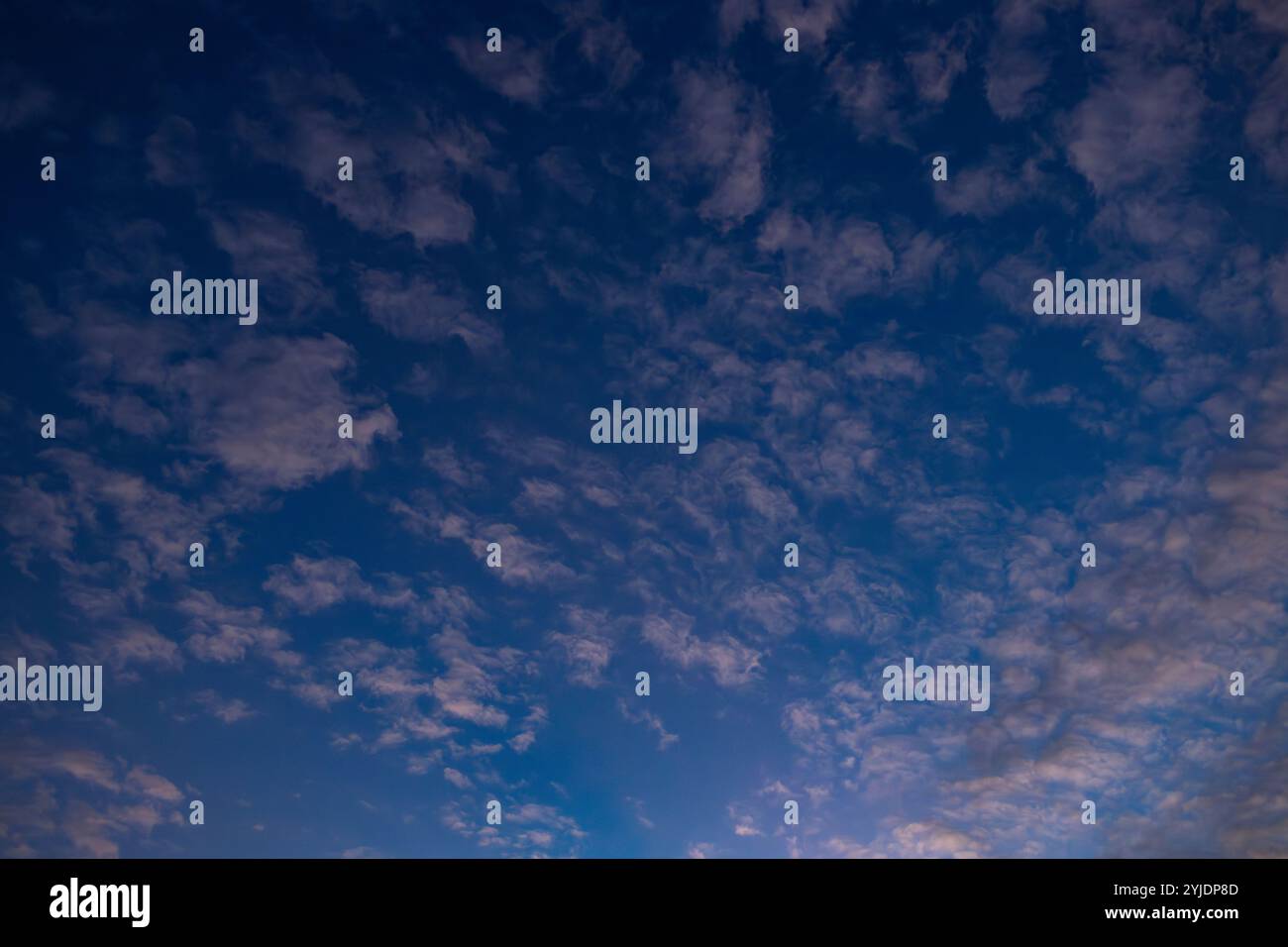 Verschiedene Wolkenphasen mit Kanon R und Kanon rf 35mm 1,8 stm Makro auf der Insel Kos in griechenland im Garten des Hippokratischen Instituts aufgenommen. Stockfoto