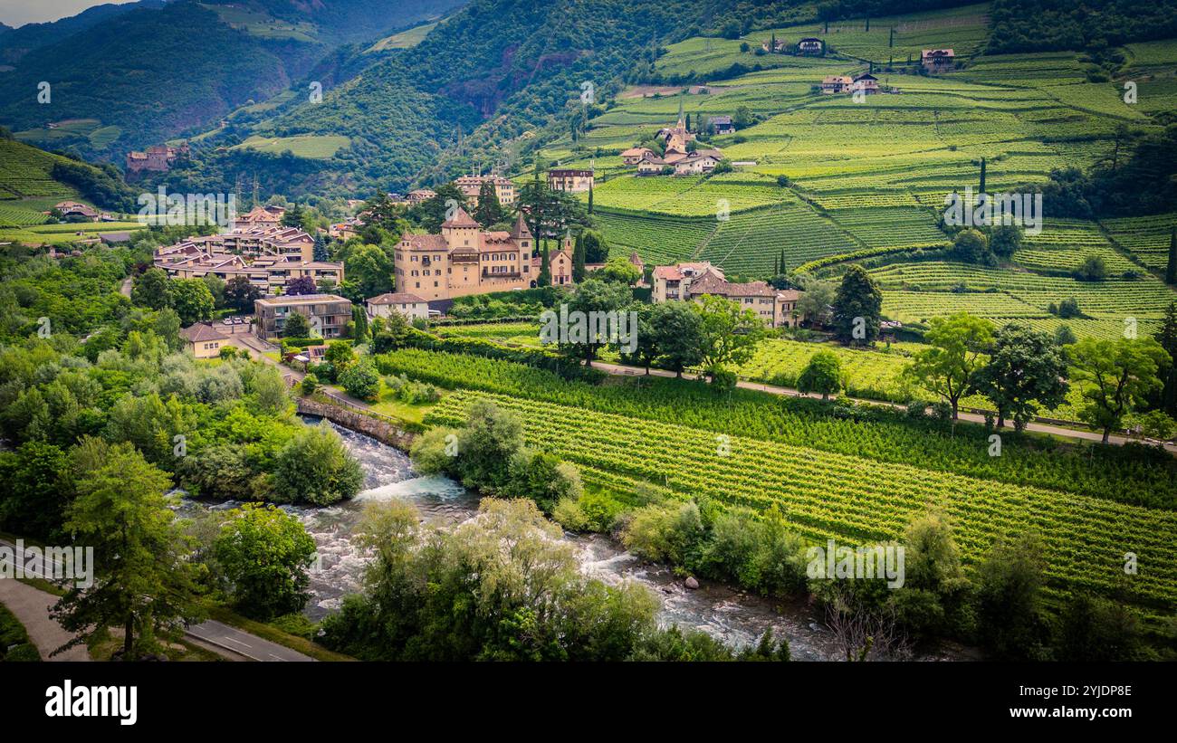 BOZEN, ITALIEN–27. AUGUST 2024: Das Castello di Sant'Antonio, eine historische Festung in Bozen, ist ein Symbol der mittelalterlichen Architektur der Region Stockfoto