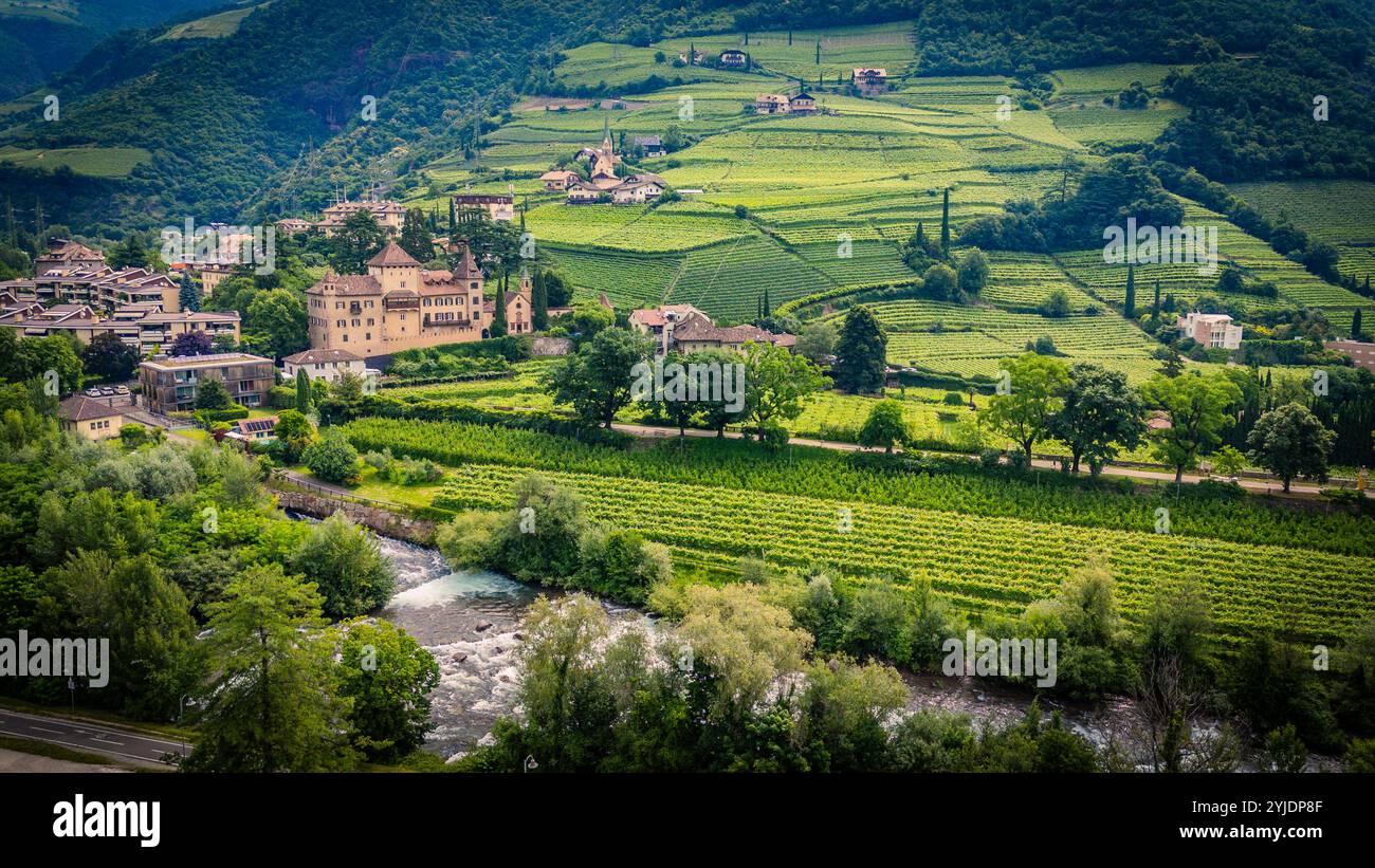 BOZEN, ITALIEN–27. AUGUST 2024: Das Castello di Sant'Antonio, eine historische Festung in Bozen, ist ein Symbol der mittelalterlichen Architektur der Region Stockfoto