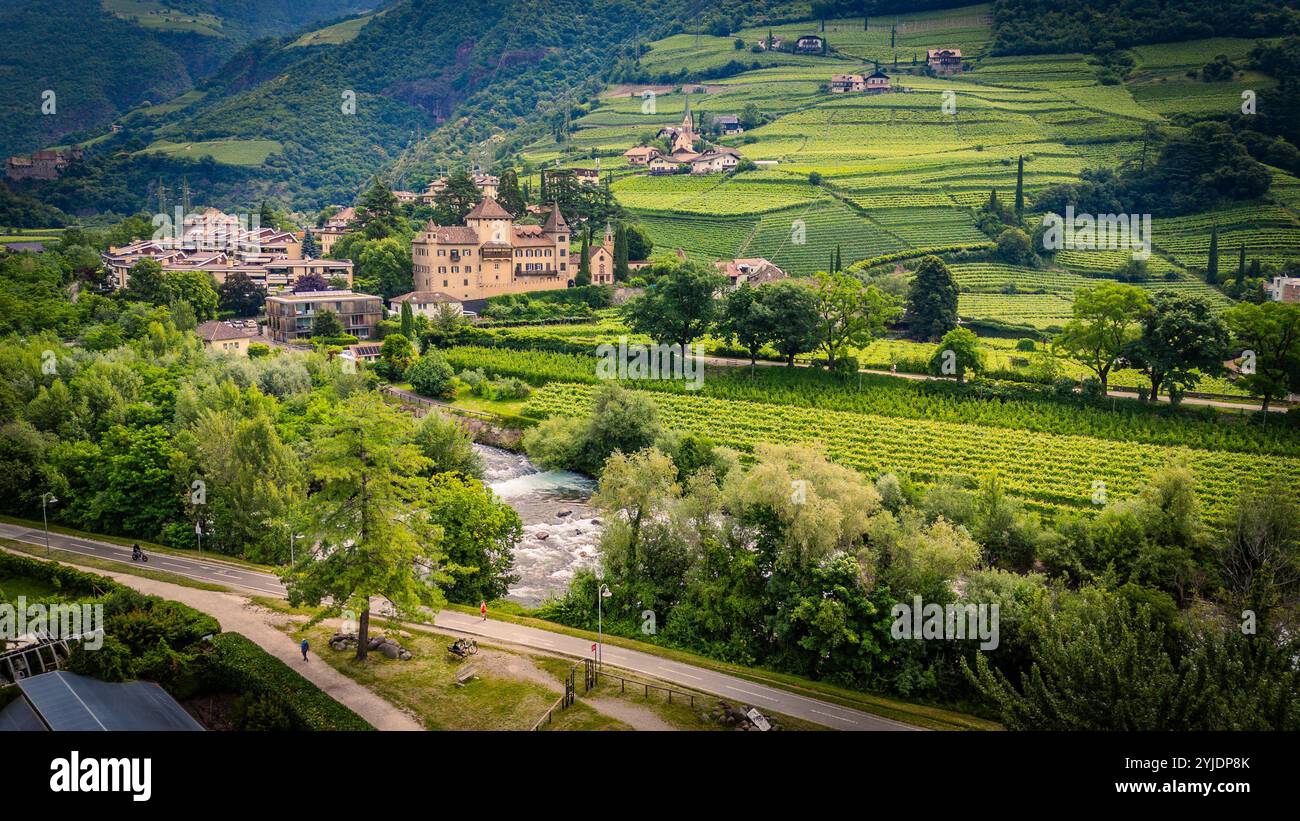BOZEN, ITALIEN–27. AUGUST 2024: Das Castello di Sant'Antonio, eine historische Festung in Bozen, ist ein Symbol der mittelalterlichen Architektur der Region Stockfoto