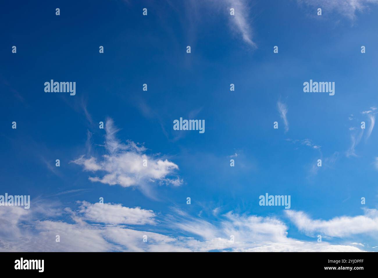 Verschiedene Wolkenphasen mit Kanon R und Kanon rf 35mm 1,8 stm Makro auf der Insel Kos in griechenland im Garten des Hippokratischen Instituts aufgenommen. Stockfoto