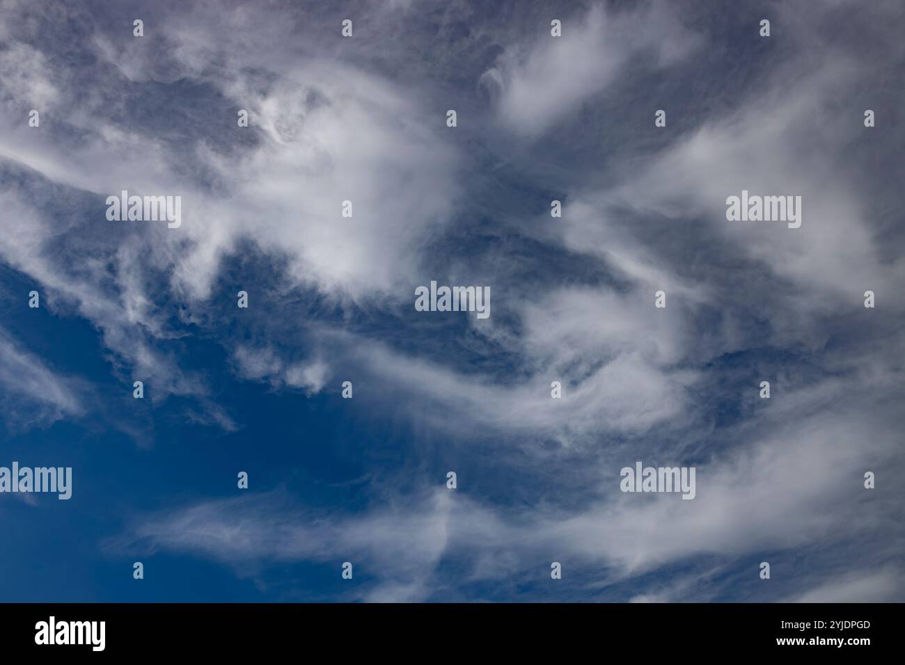 Verschiedene Wolkenphasen mit Kanon R und Kanon rf 35mm 1,8 stm Makro auf der Insel Kos in griechenland im Garten des Hippokratischen Instituts aufgenommen. Stockfoto