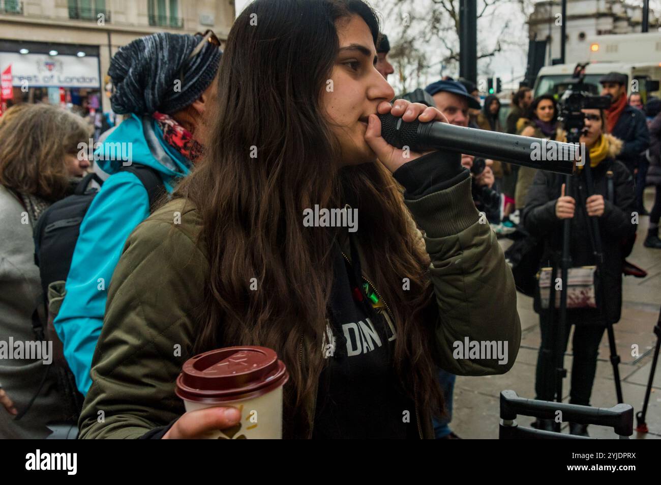 London, Großbritannien. 31. März 2018. Die Menschen treffen sich in Marble Arch, um zum Parlamentsplatz zu marschieren und um ein Ende der Invasion von Afrin durch türkische Streitkräfte und Al-Qaida-Milizen zu fordern, die darauf abzielen, einen friedlichen Staat zu zerstören und die Mehrheit der kurdischen Bevölkerung des Gebiets zu eliminieren. Der Angriff auf Nordwest-Syrien stellt einen klaren Verstoß gegen das Völkerrecht dar, und Luftangriffe haben bewusst auf zivile Gebiete ausgerichtet. Die Türkei verfügt über die zweitgrößte Armee der NATO, und ihre Waffen stammen hauptsächlich aus europäischen Ländern, einschließlich des Vereinigten Königreichs, das kürzlich ein großes Waffenabkommen unterzeichnet hat. Der türkische Präsident Erdogan hat dies erklärt Stockfoto