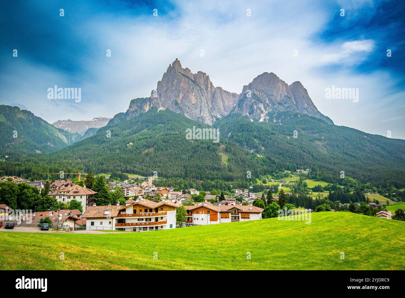 CASTELRUTH, ITALIEN – 27. AUGUST 2024: Der atemberaubende Blick auf die Seiser Alm mit ihren sanften Wiesen und der dramatischen Bergkulisse, von der aus gesehen wird Stockfoto