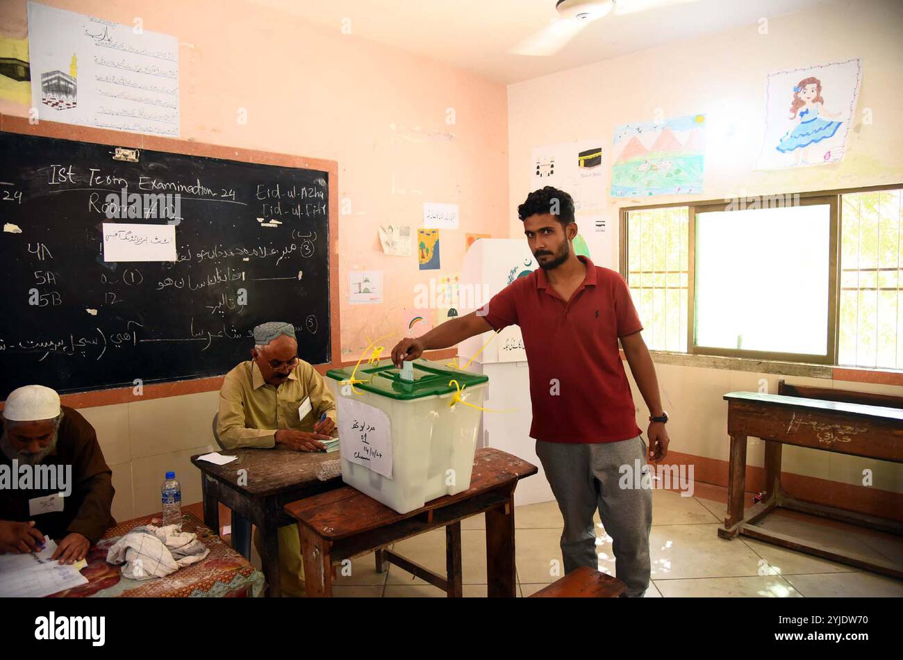 Pakistan. November 2024. Die Wähler gaben ihre Stimmen bei den Wahlen der lokalen Gebietskörperschaften am Donnerstag, den 14. November 2024, in einem Wahllokal ab. In 18 Distrikten in ganz Sindh, einschließlich Karatschi und Hyderabad, werden die Nachwahlen bis 17.00 Uhr ununterbrochen fortgesetzt. Insgesamt 68 Kandidaten wetteifern um zehn Sitze als Vorsitzender, stellvertretender Vorsitzender und General Member Ward in Karatschi, wo strenge Sicherheitsmaßnahmen gelten. Pakistan Press International/Alamy Live News Stockfoto