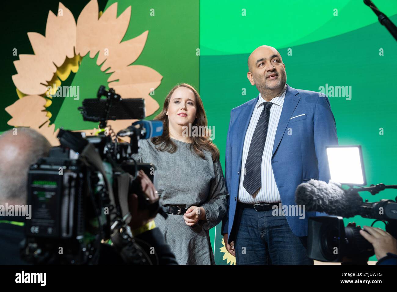 Wiesbaden, Deutschland. November 2024. Ricarda lang und Omid Nouripour, Bundesvorsitzender BÜNDNIS 90/DIE GRÜNEN, besuchen den Tagungsort vor der 50. Ordentlichen Bundesdelegiertenkonferenz. Quelle: Etienne Dötsch/dpa/Alamy Live News Stockfoto