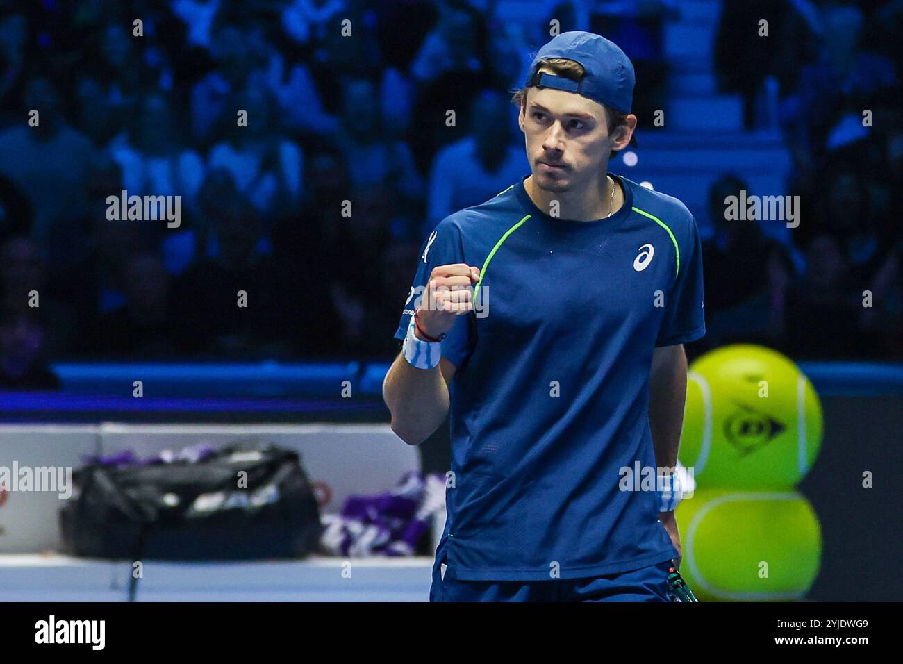 Turin, Italien. November 2024. Alex de Minaur aus Australien feiert während des Gruppenspiels der Männer gegen Taylor Fritz aus den Vereinigten Staaten am fünften Tag des Nitto ATP Finals 2024 in der Inalpi Arena Credit: dpa/Alamy Live News Stockfoto