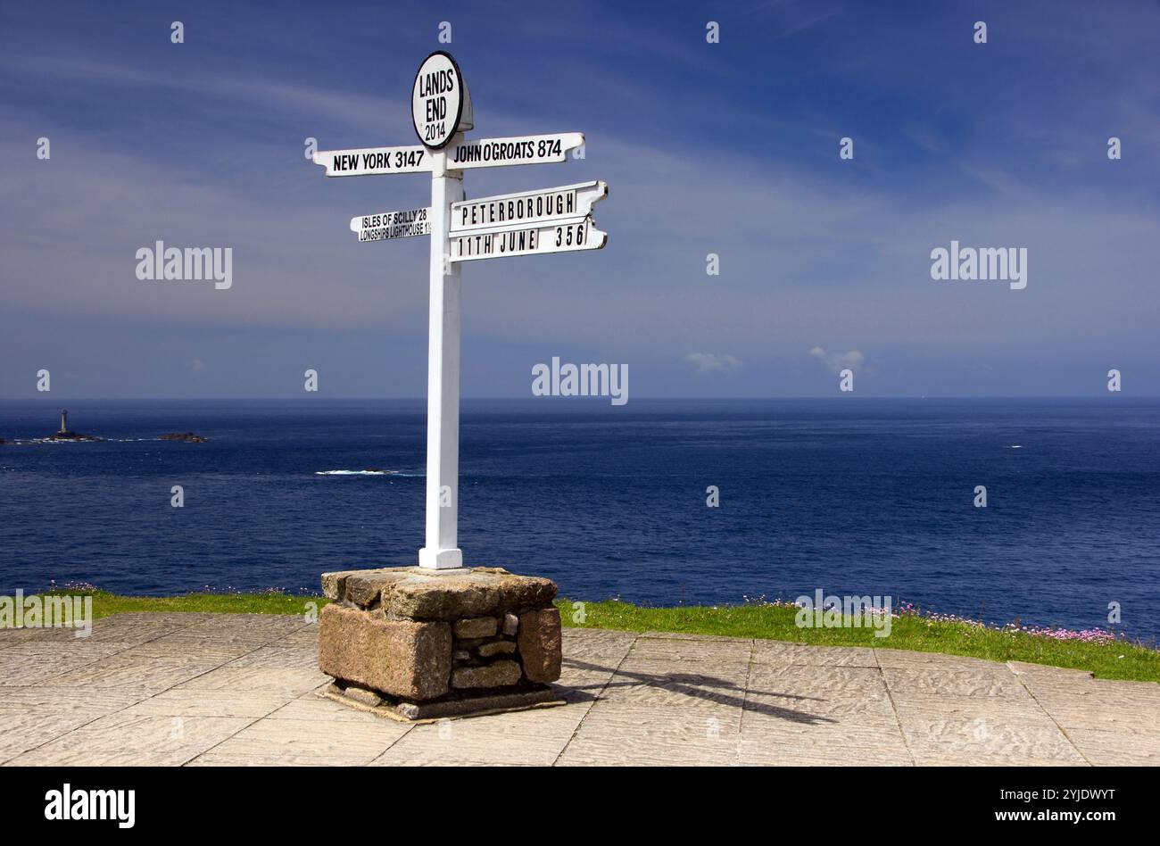 Schild auf Lands End in England, Hinweisschild am Lands End in England Stockfoto
